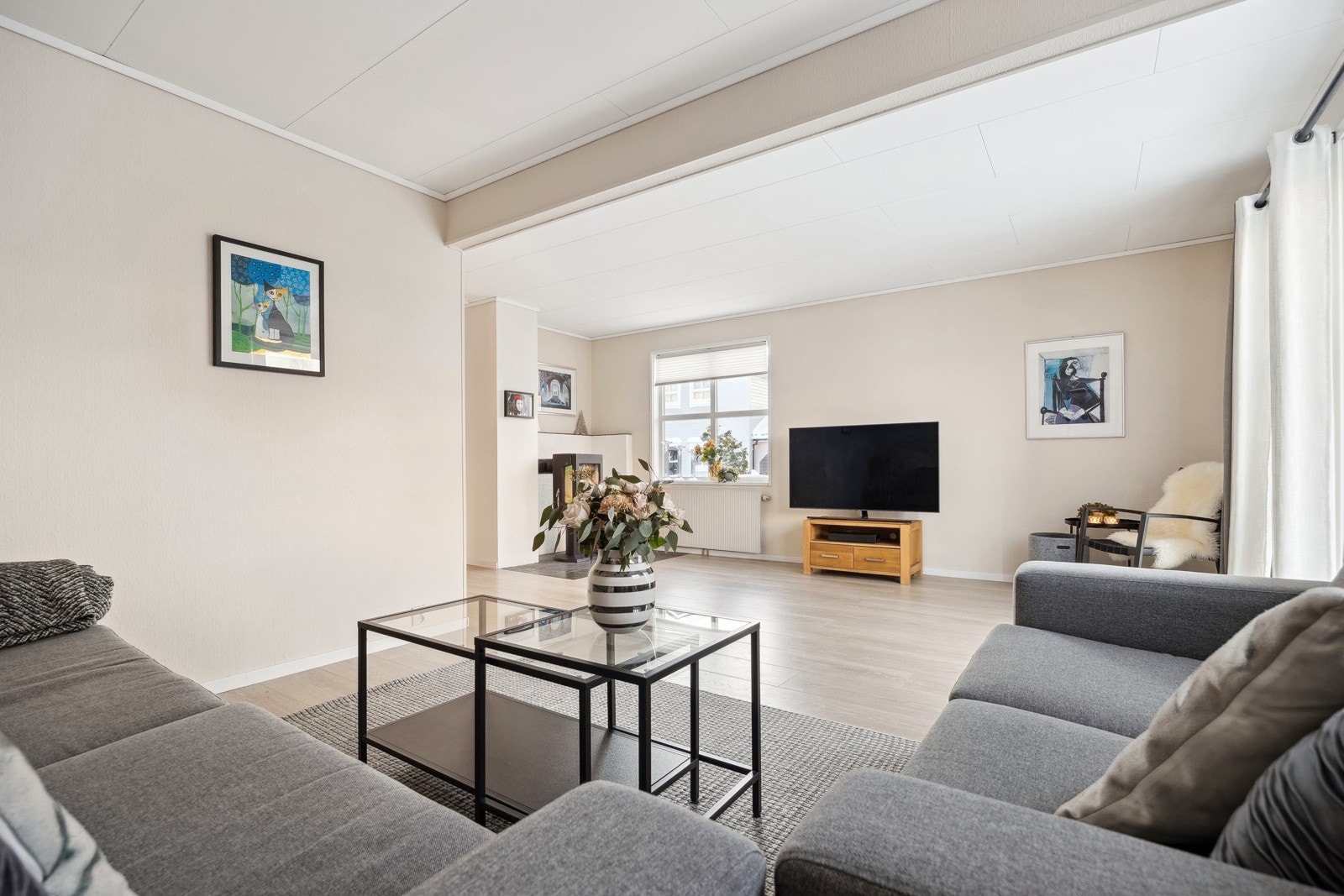 En stor og innholdsrik enebolig som strekker seg over tre etasjer. Galleribilde