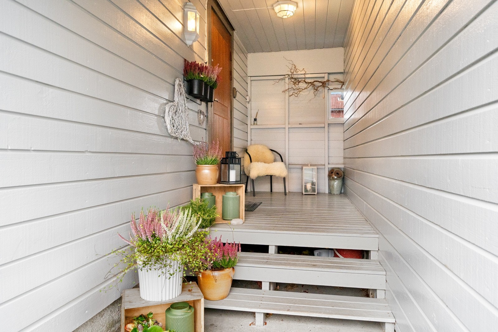 Boligen har et trivelig inngangsparti med mulighet for mindre møblement og dekorasjoner. Galleribilde