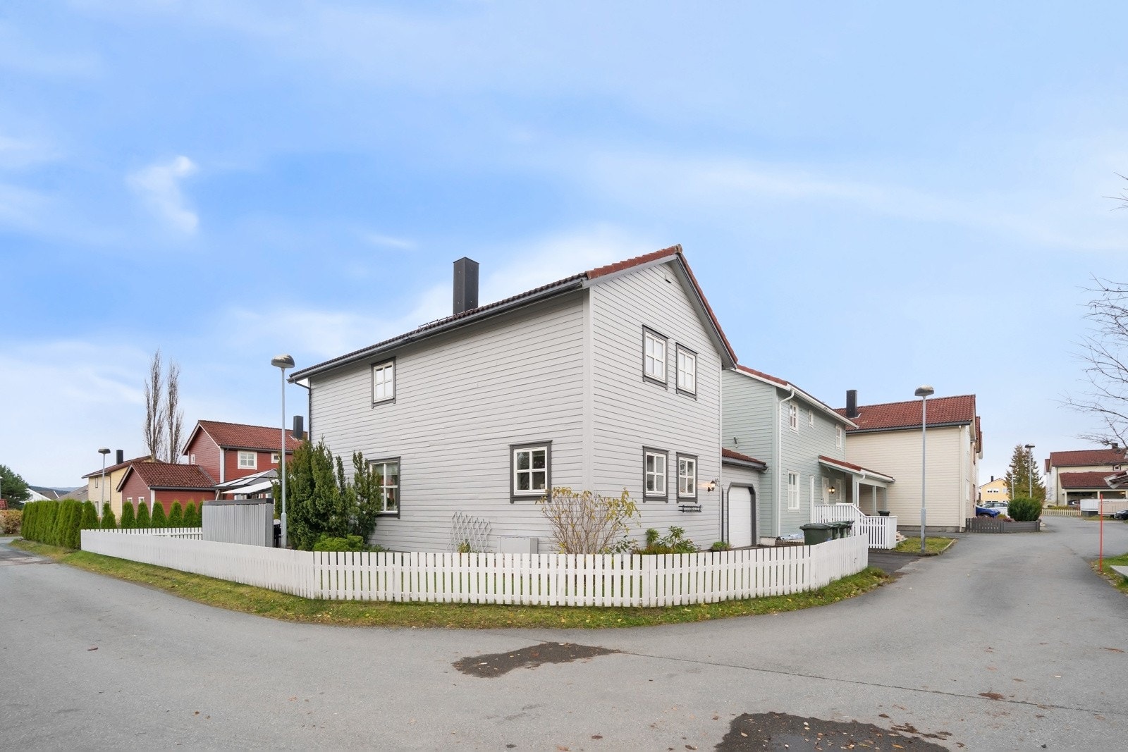 Fra boligen er det kort vei til både skoler og barnehager, samt nærhet til en rekke fritidsaktiviteter. Galleribilde