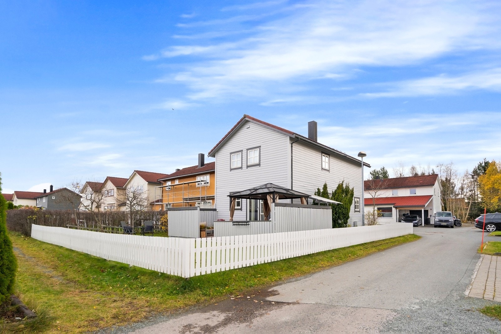 Fin hjørnetomt med sol fra morgen til kveld om sommeren. Galleribilde