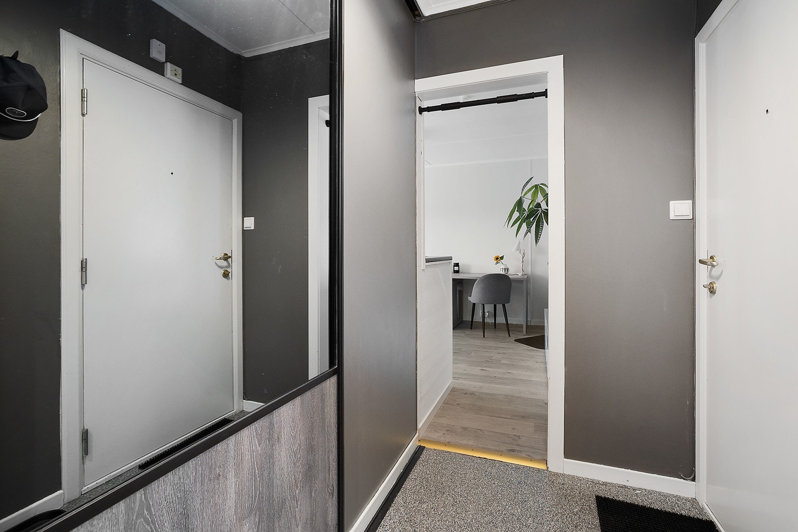 Gang med plass til ytterklær Galleribilde