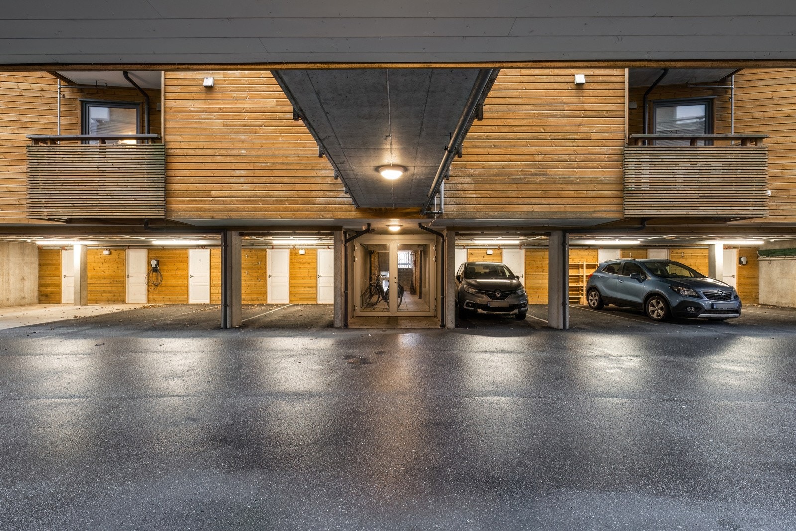 Sportsbod og carport i garasjeanlegg. Galleribilde