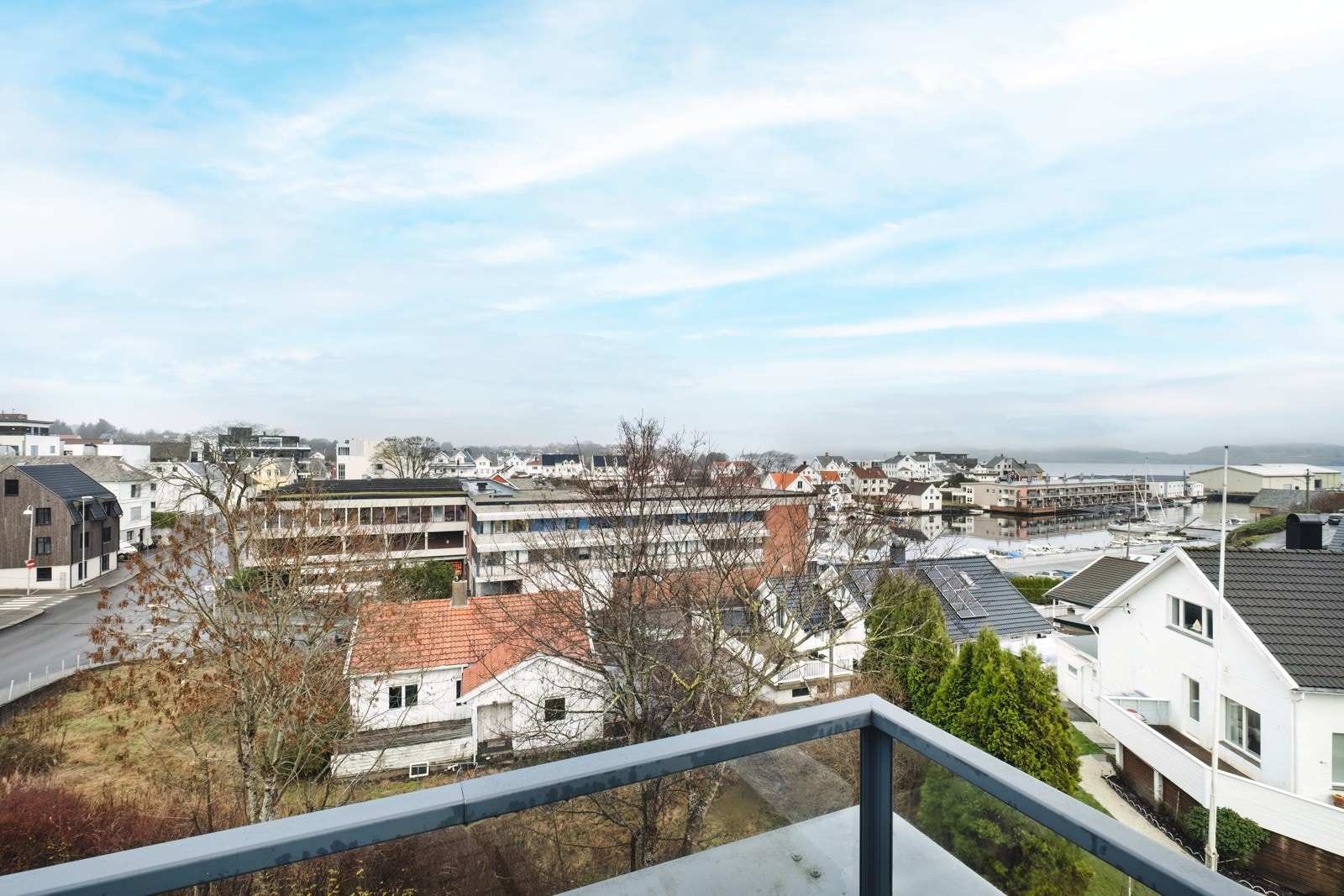 Utsikt over byen og Karmsundet. Galleribilde