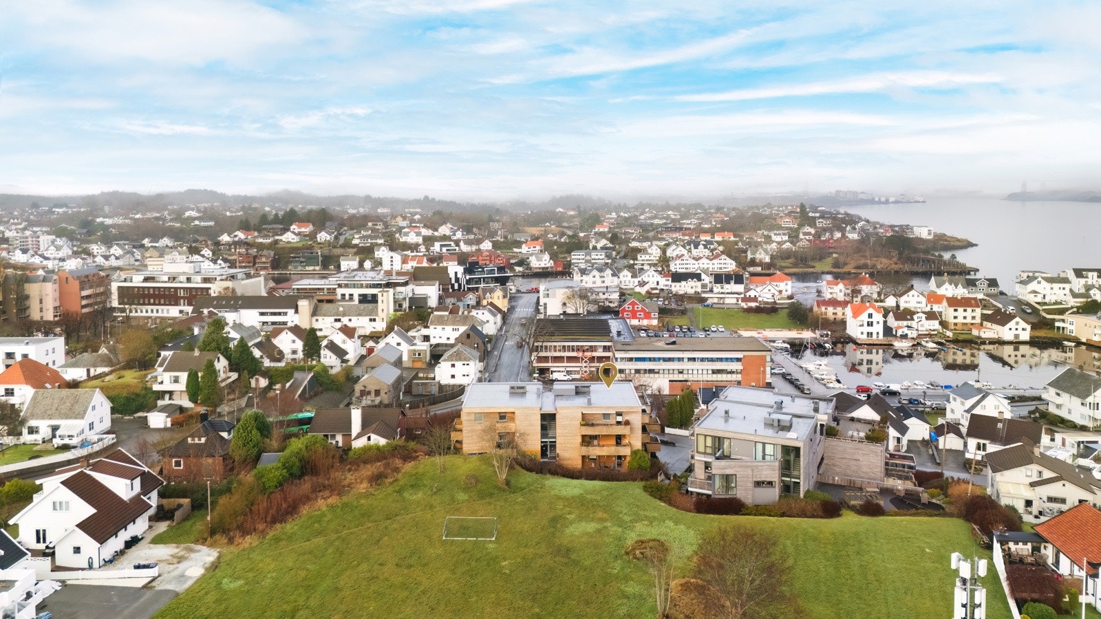 Leiligheten byr på panorama utsikt utover byen og Karmsundet. Galleribilde