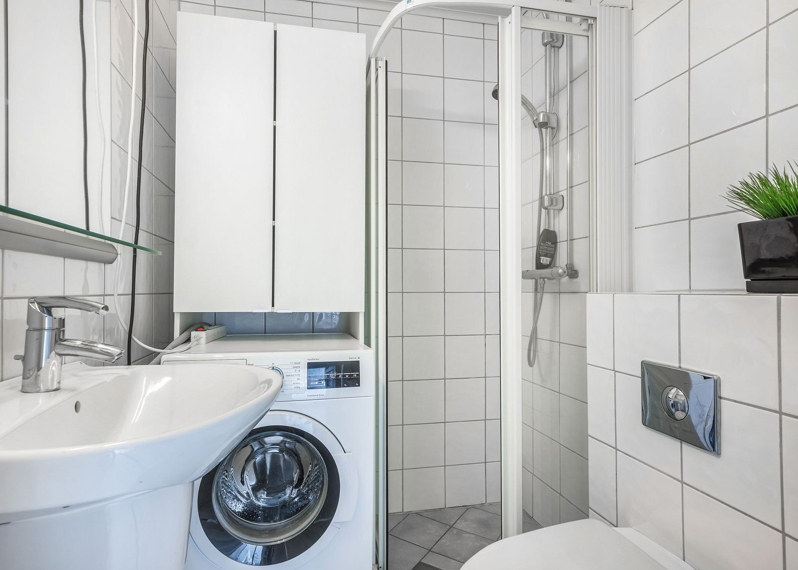 Pent flislagt bad med varmekabler. Vaskemaskim medfølger. Galleribilde