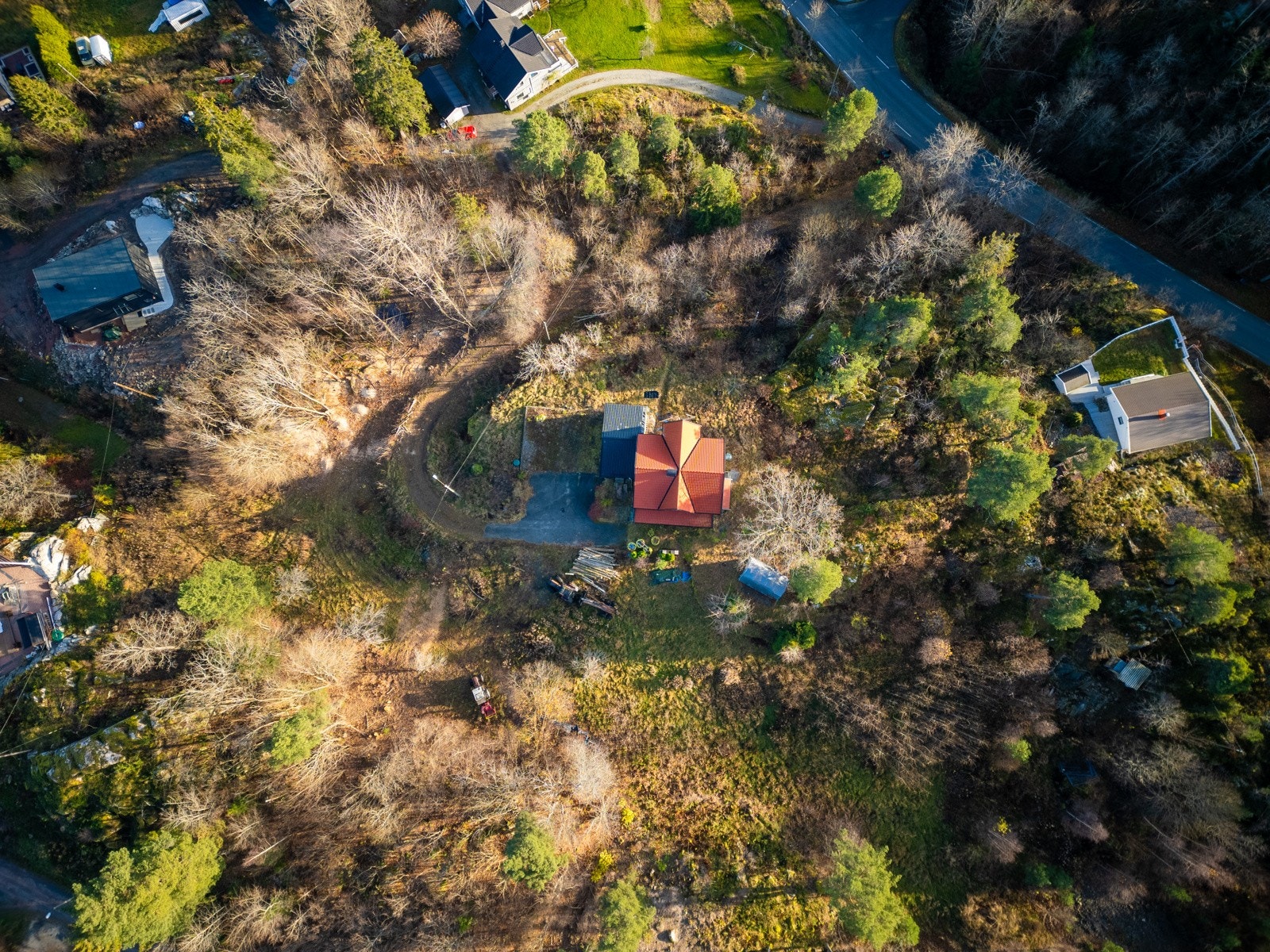 Denne unike boligeiendommen med hele 15 mål tomt ligger idyllisk til i Båtstø, et sjeldent ettertraktet område i Asker kommune. Galleribilde
