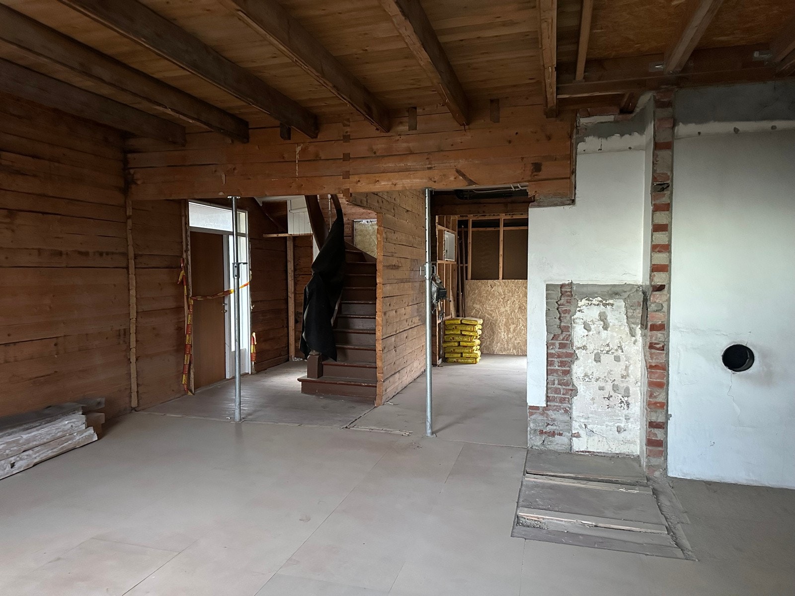 Bygningen er revet innvendig og fremstår som et råbygg. Her vises deler av 1 etasje i hovedhus. Galleribilde