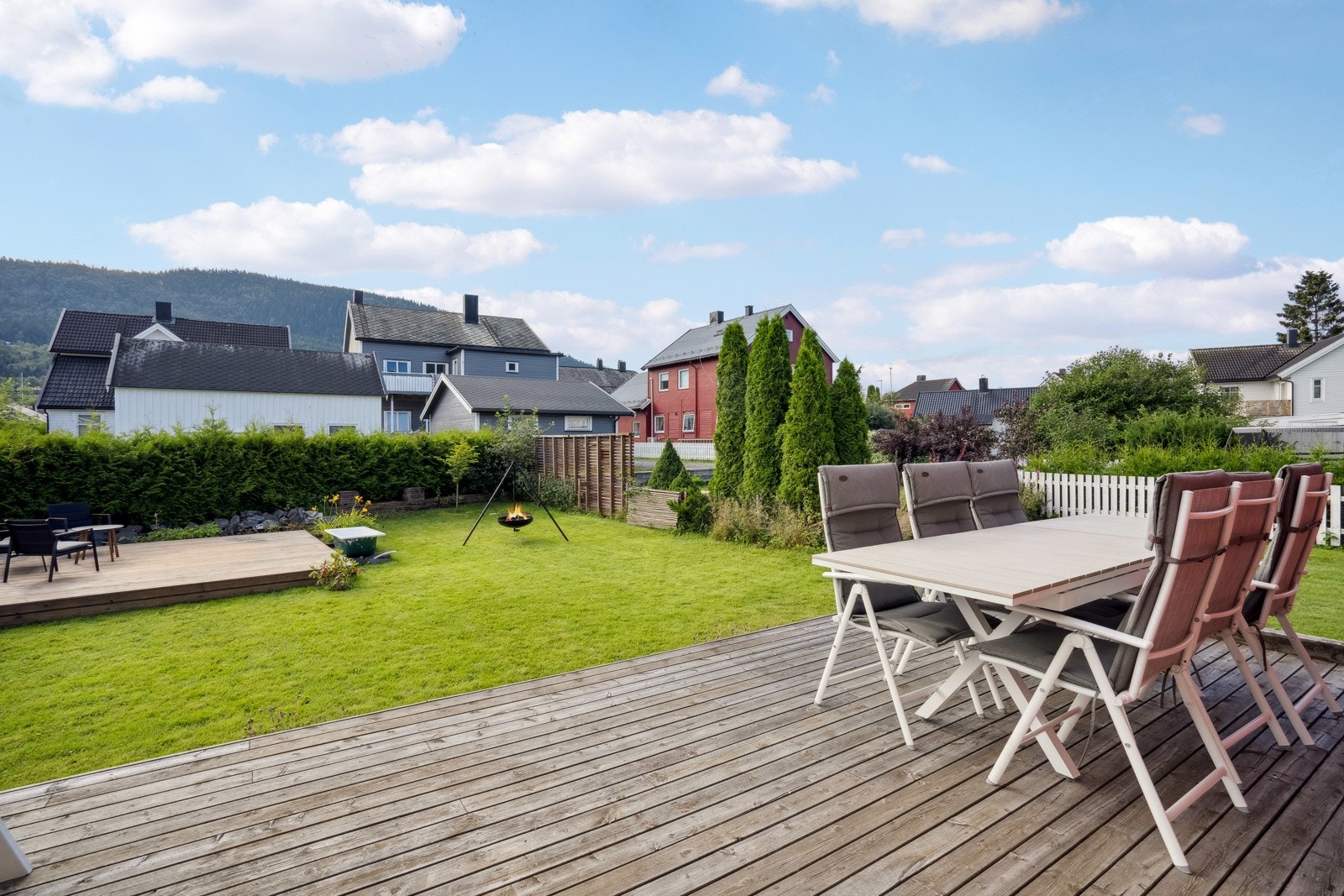 Terrassens utforming skaper naturlige soner. Her er god plass til en sittegruppe. Galleribilde