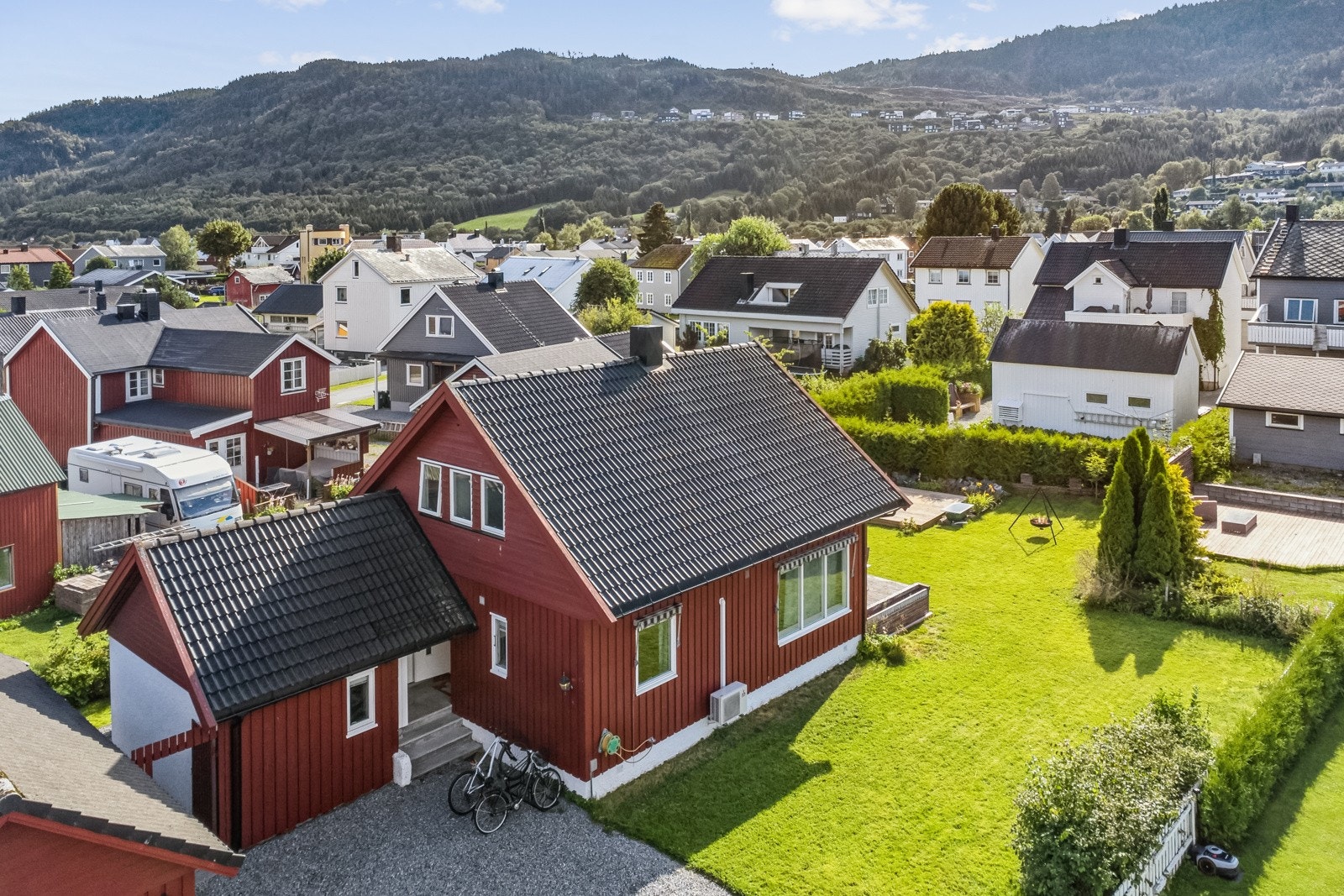 Velkommen til Balsnes gate 3, en stor og innholdsrikt enebolig på 3. etasjer! Galleribilde