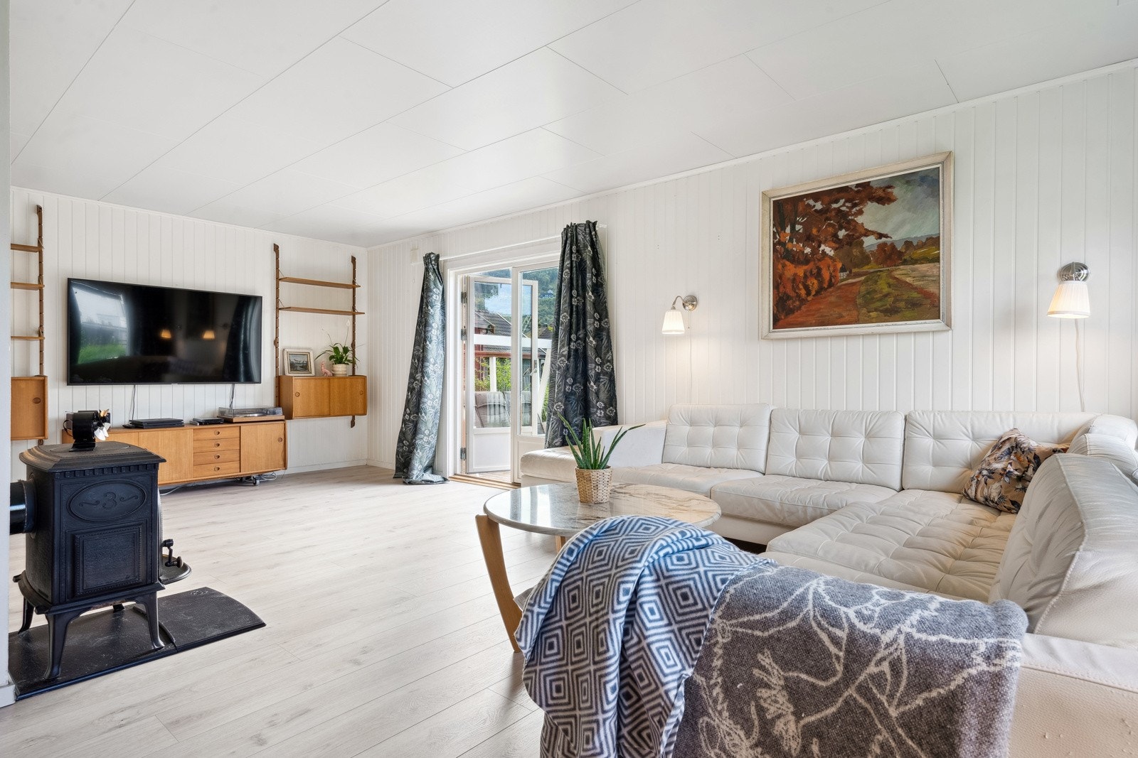 Gulvflater belagt med laminat. I stuen er det også varmepumpe. Galleribilde