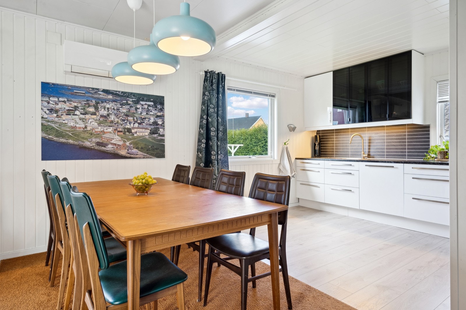 Kjøkkenet ligger delvis tilbaketrukket fra stuen og har plass til en større spisegruppe. Galleribilde