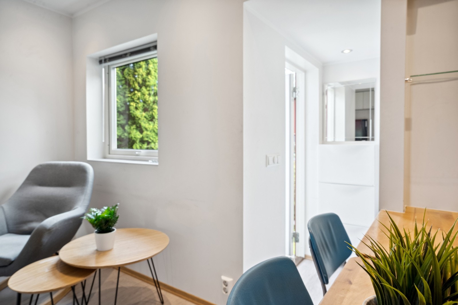 Boligen har også en praktisk separat boenhet (denne er ikke omsøkt og godkjent for varig opphold. Se punkt "ferdigattest / midlertidig brukstillatelse" i salgsoppgaven). Galleribilde