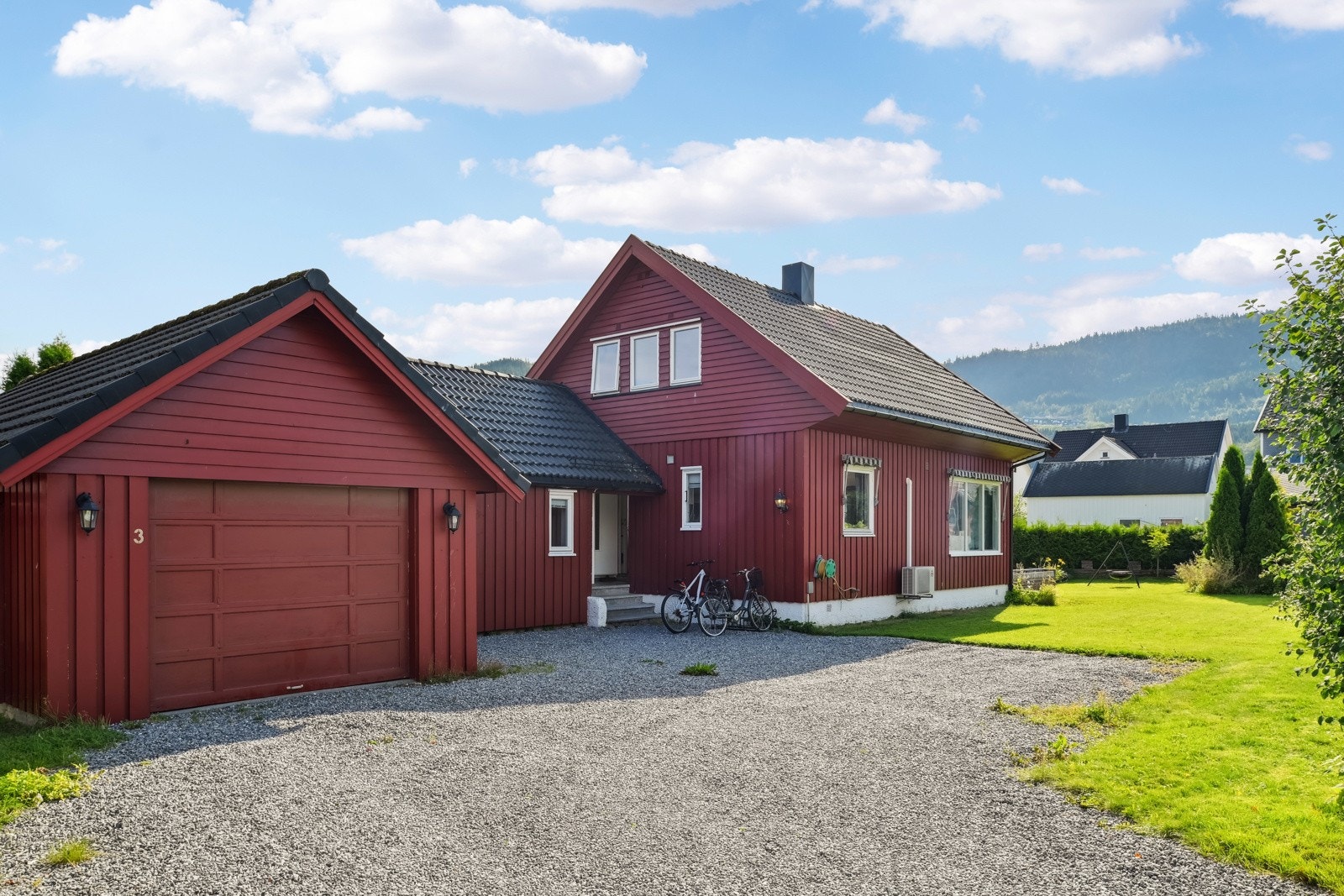 Tomt opparbeidet med grus, diverse beplantninger, terrasse på terreng og biloppstillingsplass. Samt frittstående garasje. Galleribilde
