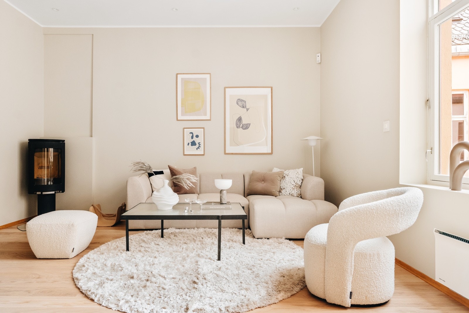 Stuen er åpen og lys og det er luftig takhøyde. Galleribilde