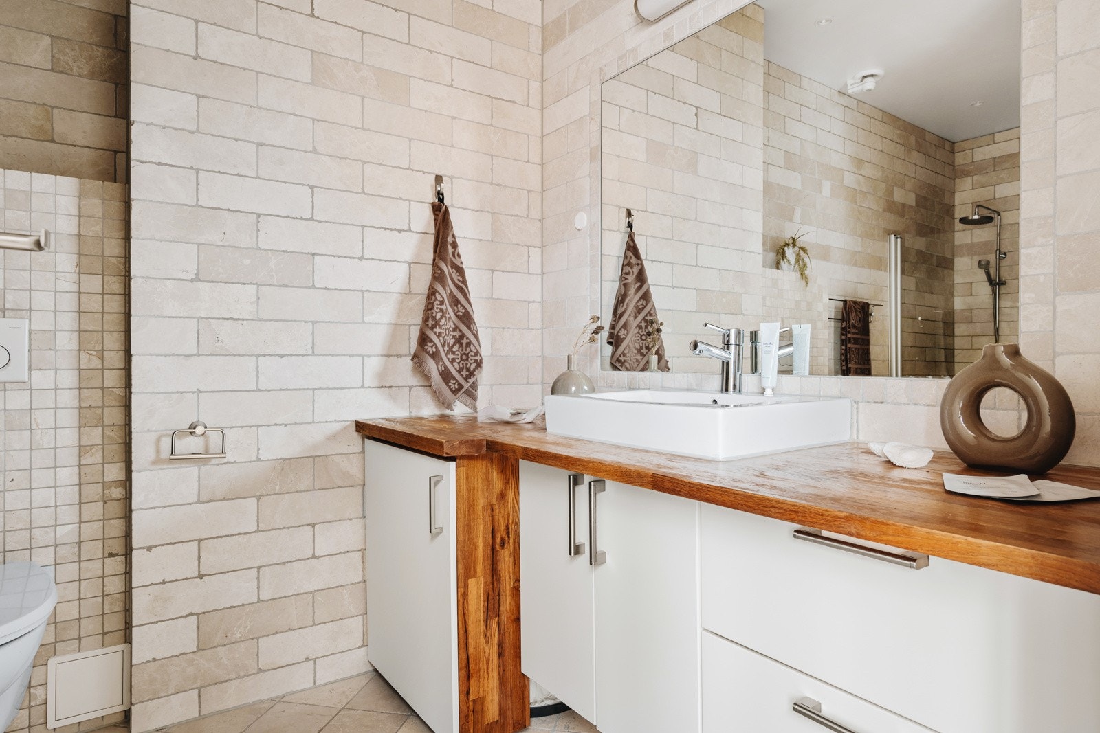 Helfliset, romslig bad fra 2010, med dusj, toalett, opplegg for vaskemaskin og pen baderomsinnredning Galleribilde