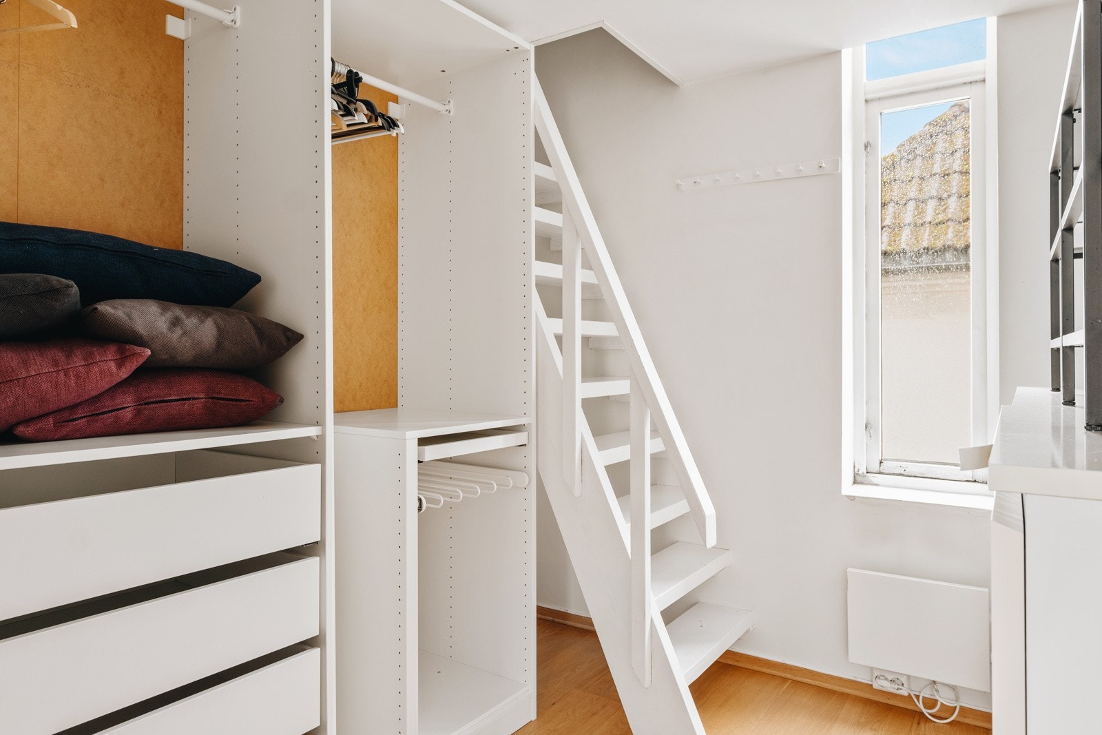 Fra walk-in er det stige til hems, som er praktisk til oppbevaring Galleribilde