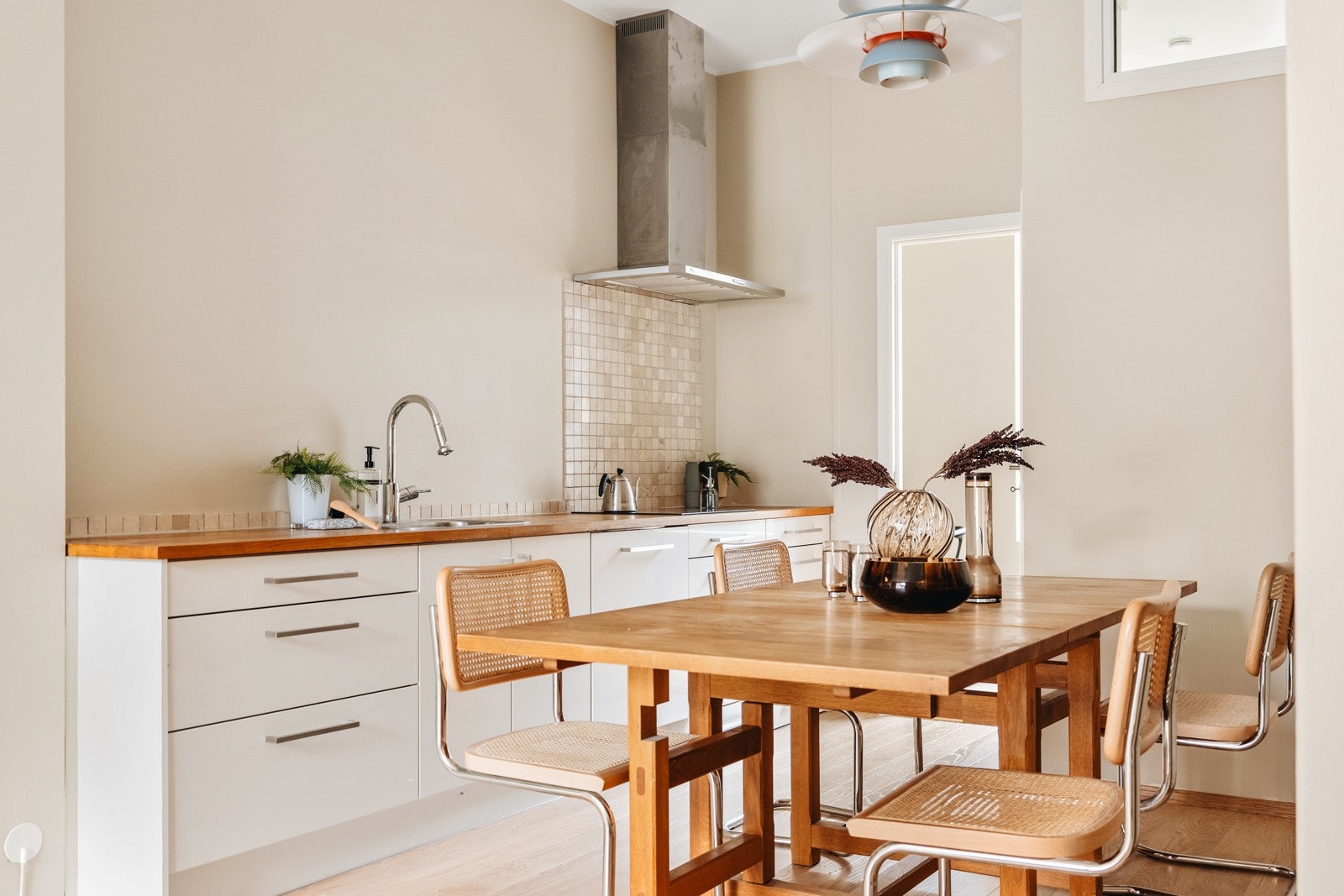 Innerst på kjøkken er det satt opp lettvegg for å ha plass til et praktisk disp. rom. Dette er perfekt som både gjesterom eller hjemmekontor Galleribilde