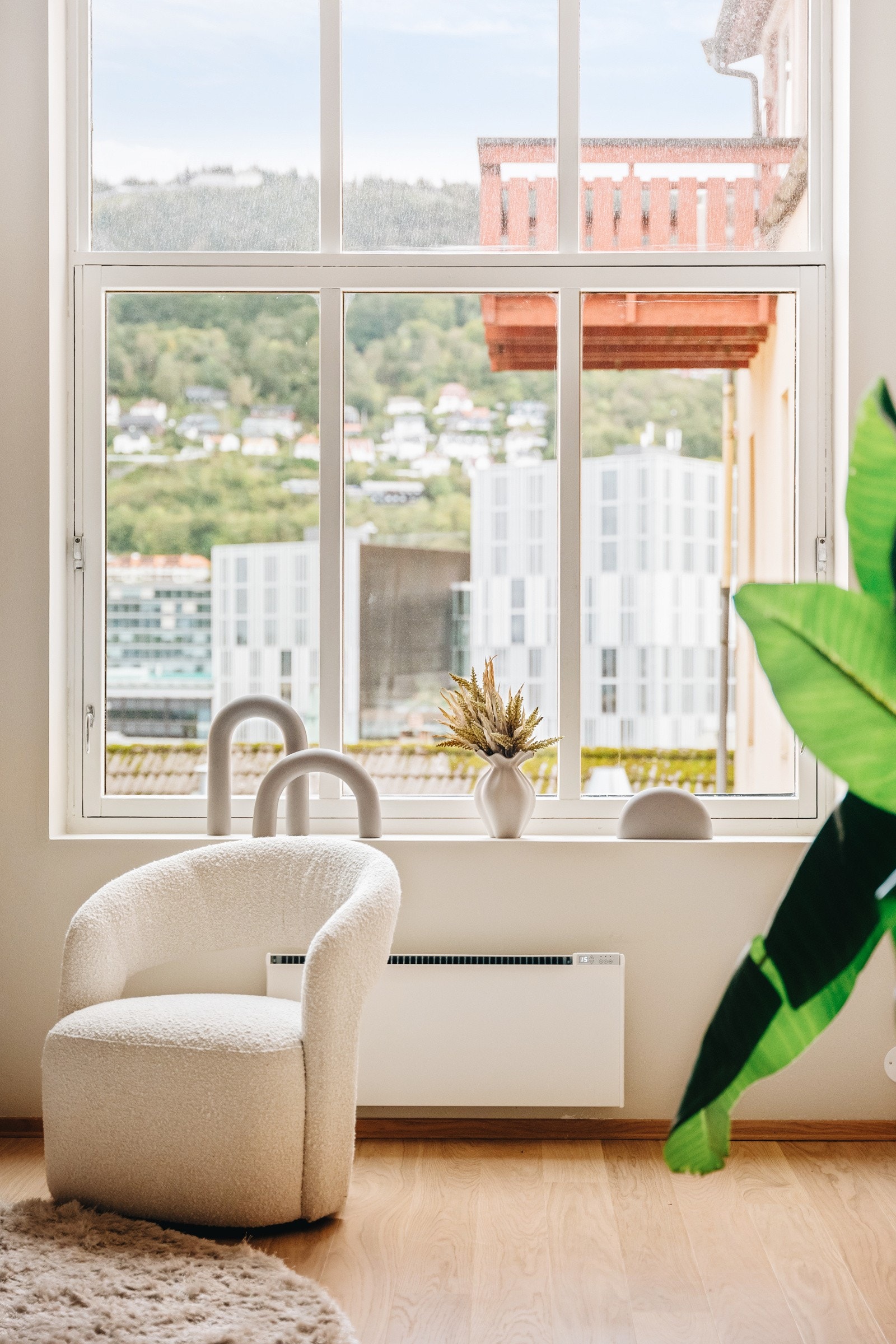 Fra stuen er det utsikt mot byfjellene Galleribilde