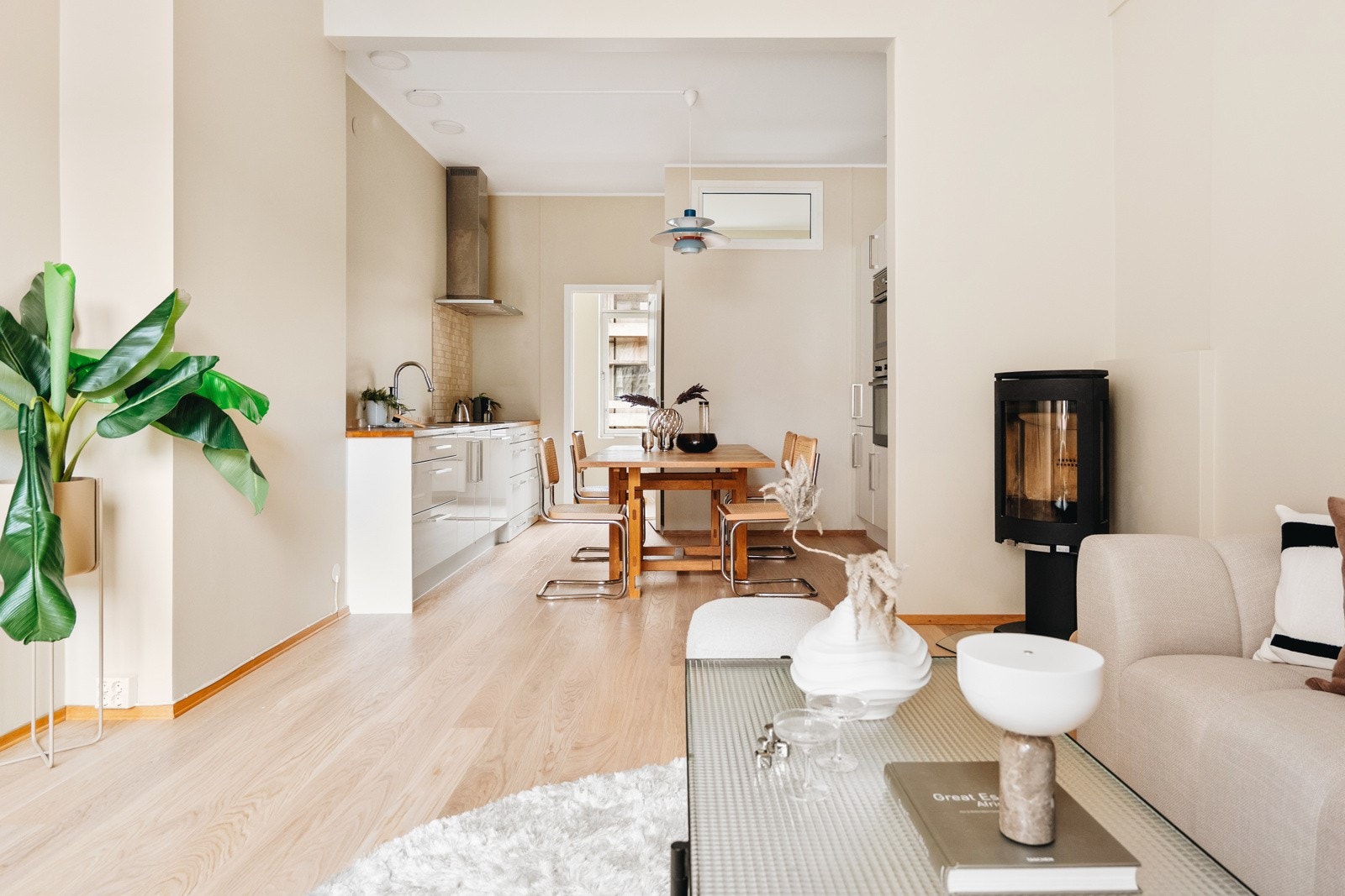 Åpen løsning mot romslig, pent kjøkken med tidløs HTH kjøkkeninnredning med heltre eik benkeplater og integrerte hvitevarer. Galleribilde