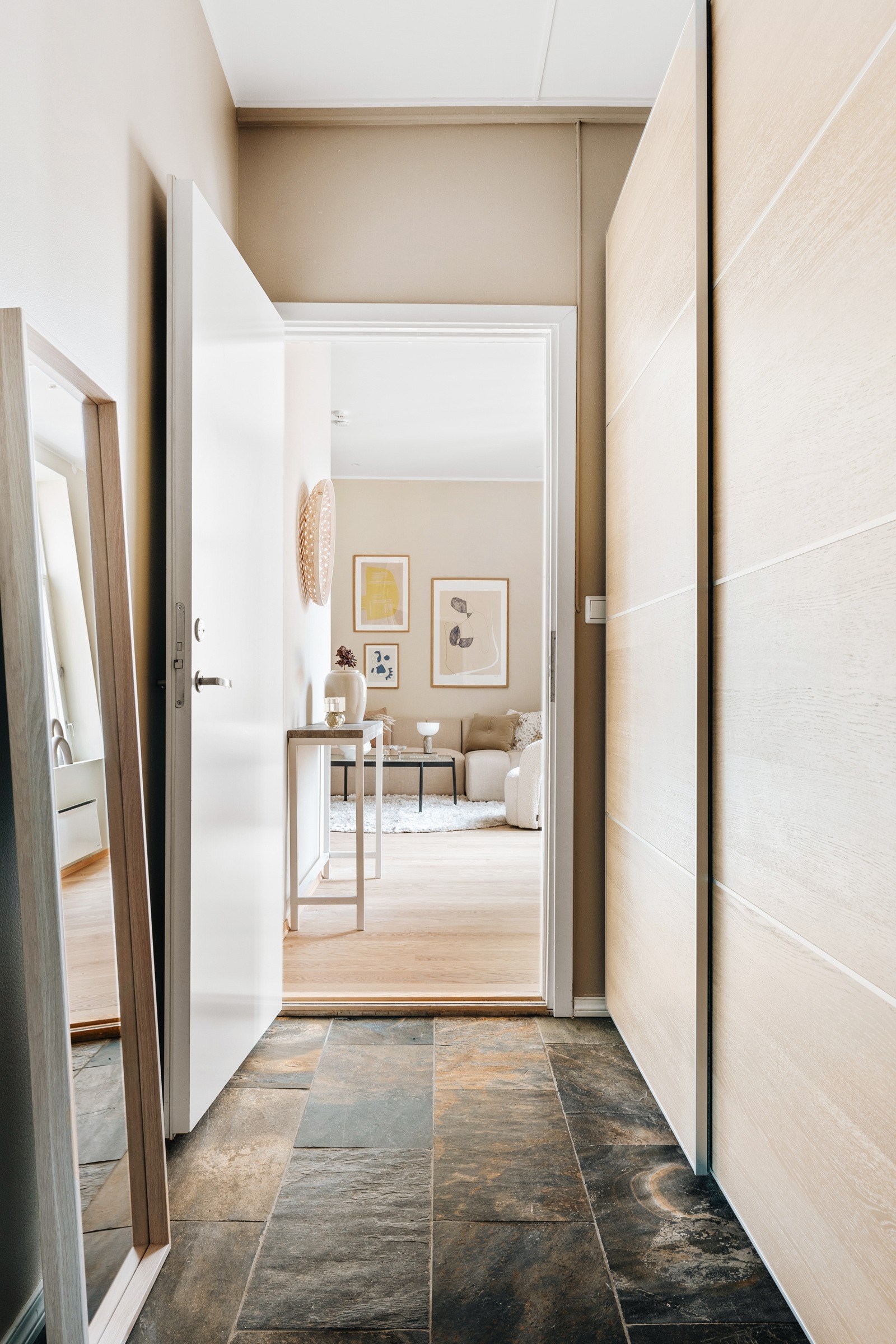 Det er satt inn stor skyvedørsgarderobe Galleribilde