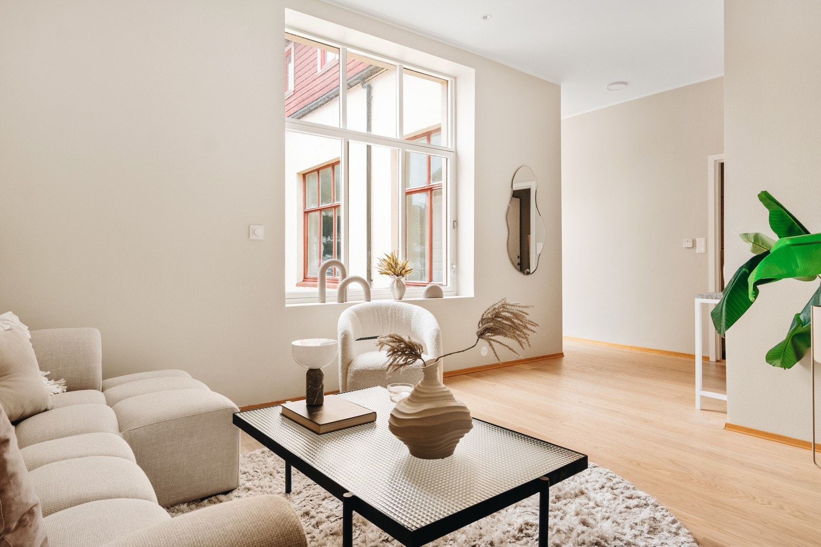 Stuen har god plass til sittegruppe og annen innredning Galleribilde