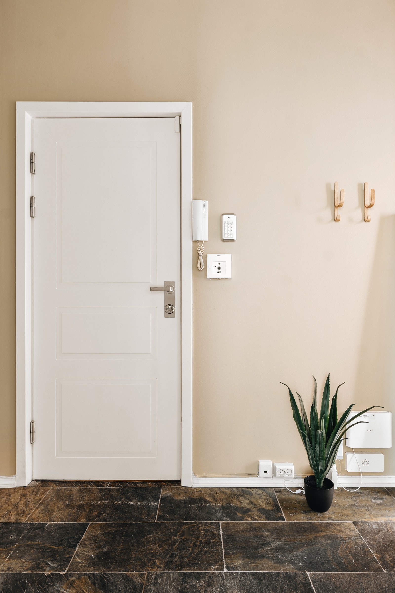 Fra trappehus kommer du inn i romslig og lys entré, som har flislagt gulv Galleribilde