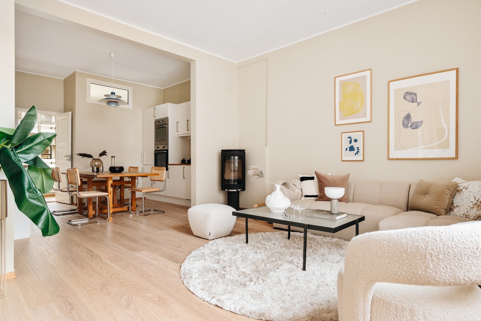 Lys, åpen stue med nytt, enstavs eikeparkettgulv og nymalte overflater. Galleribilde