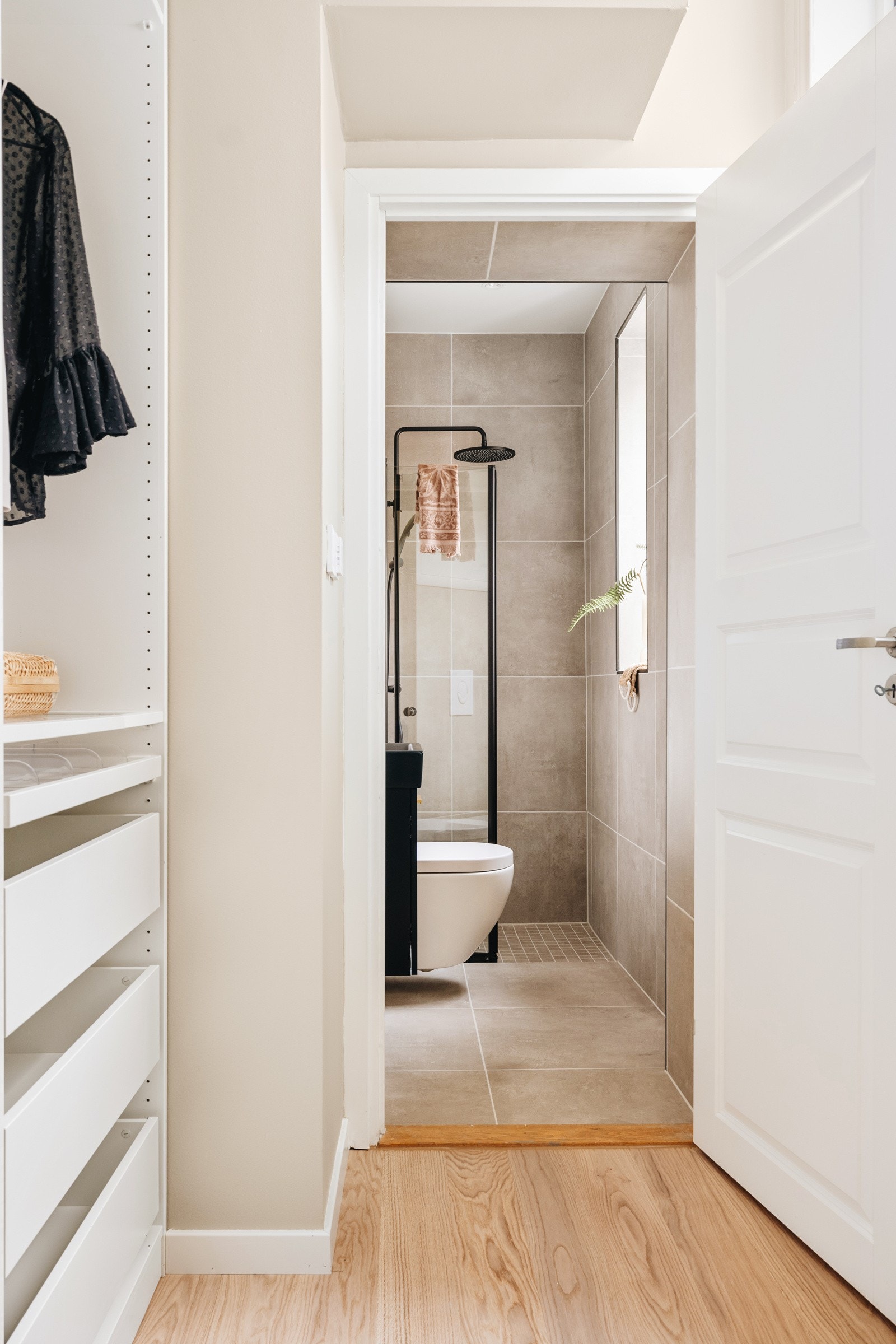 Fra dette soverommet er det adkomst til en suite bad, som er nytt i 2024 Galleribilde