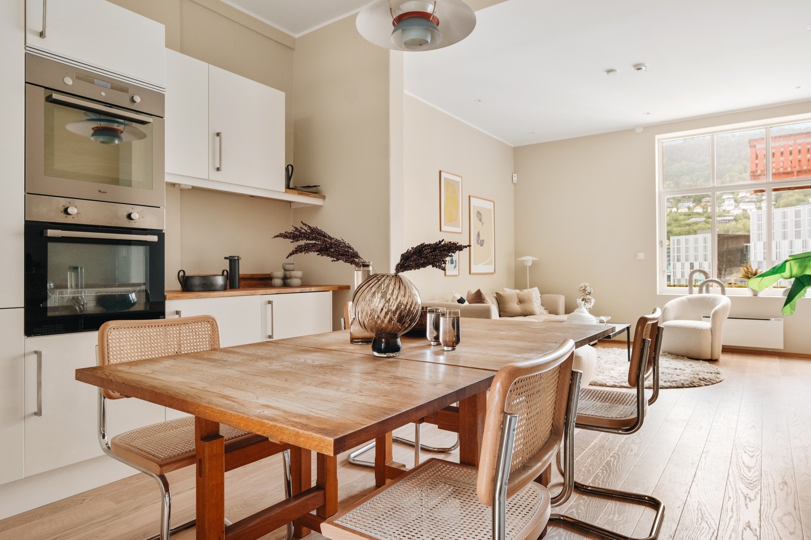 God plass til stort spisebord og mange til middag! Galleribilde