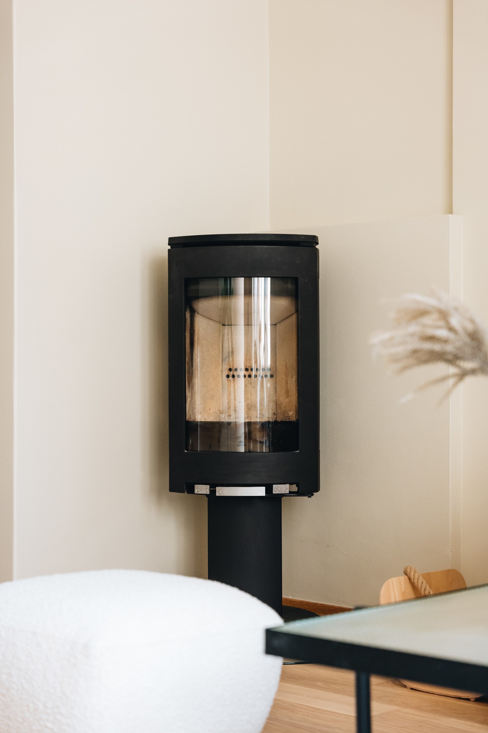 Fin, rentbrennende peisovn til kalde vinterdager Galleribilde