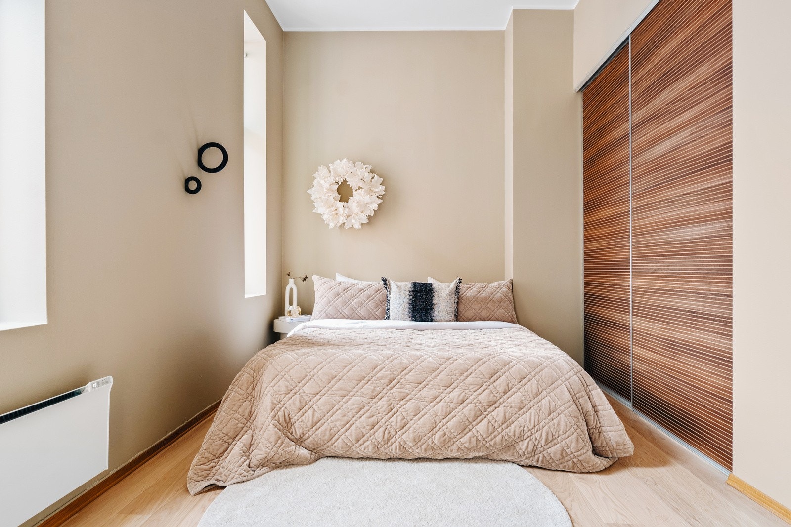 Soverom med stor walk-in garderobe Galleribilde