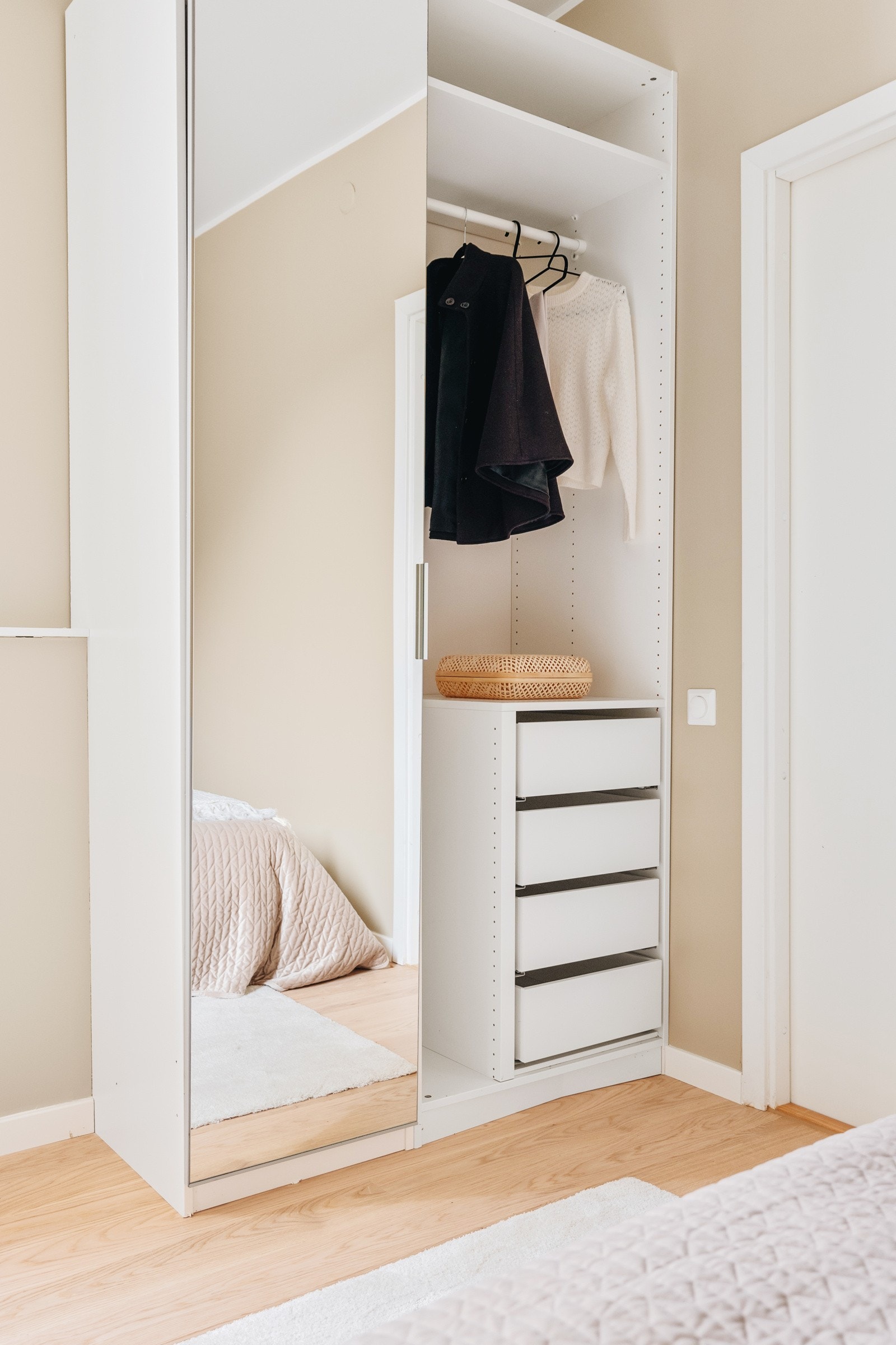 På soverommet er det god garderobeplass Galleribilde