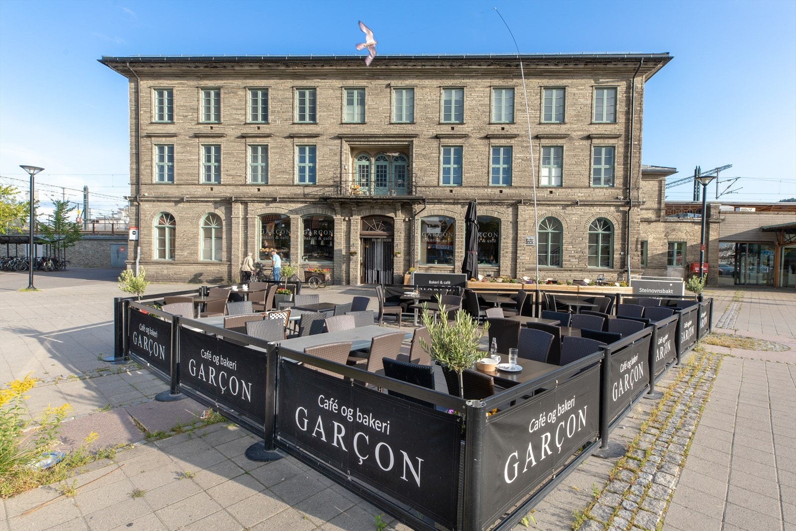 Leiligheten ligger sentralt på Lillestrøm med nærhet til alt av servicetilbud - Som her ved Garcon. Galleribilde