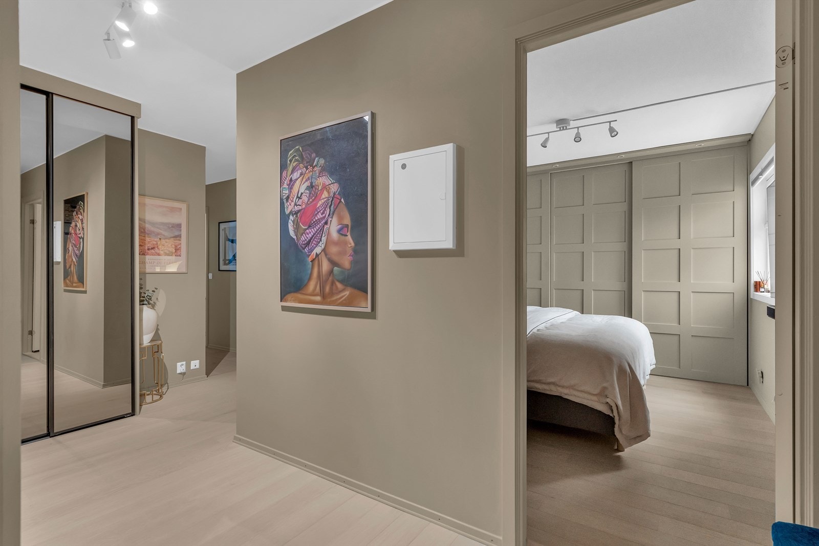 I tillegg er det godt med oppbevaringsplass i stor skyvedørsgarderobe. Galleribilde