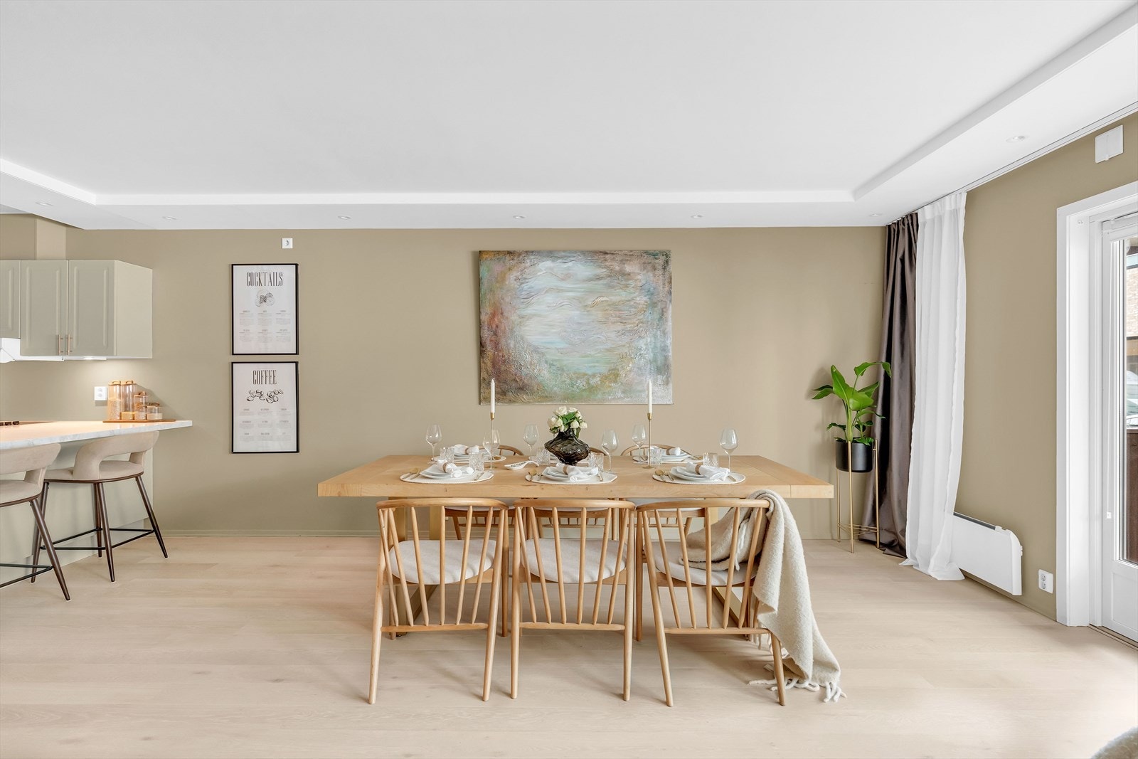 Det er lekker parkett på gulvene, veggene er malt og det er montert downlights i taket. Galleribilde