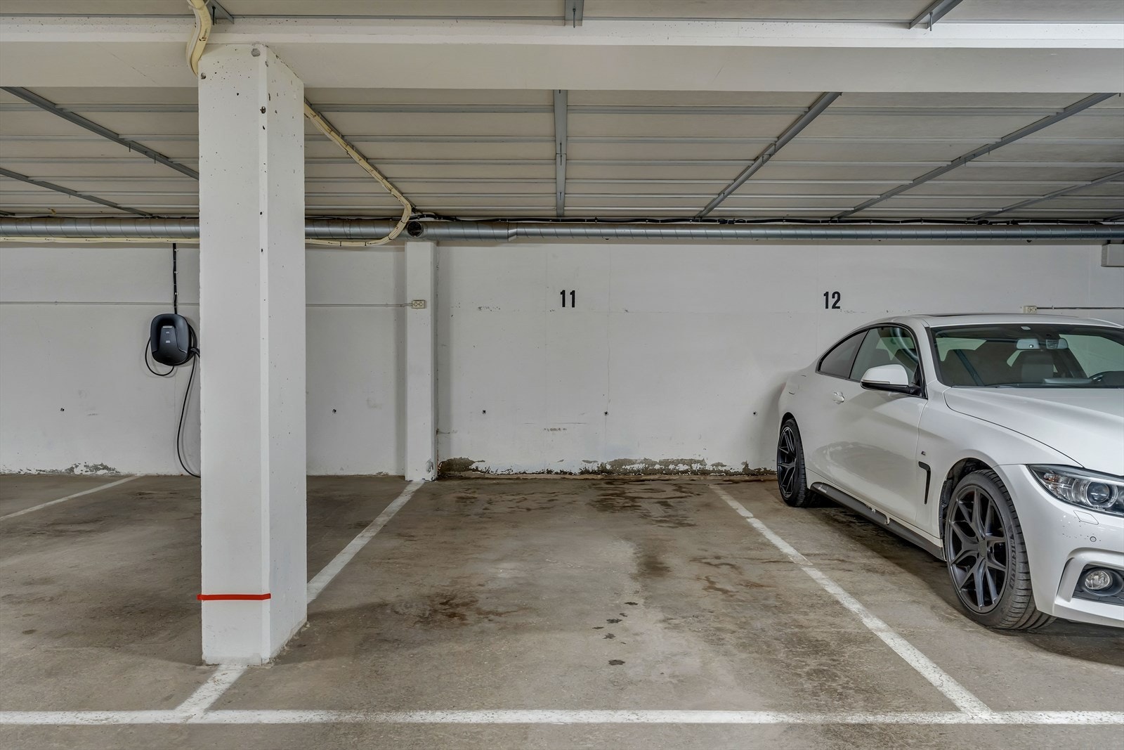 Boligen disponerer en fast parkeringsplass i felles garasjekjeller. Galleribilde
