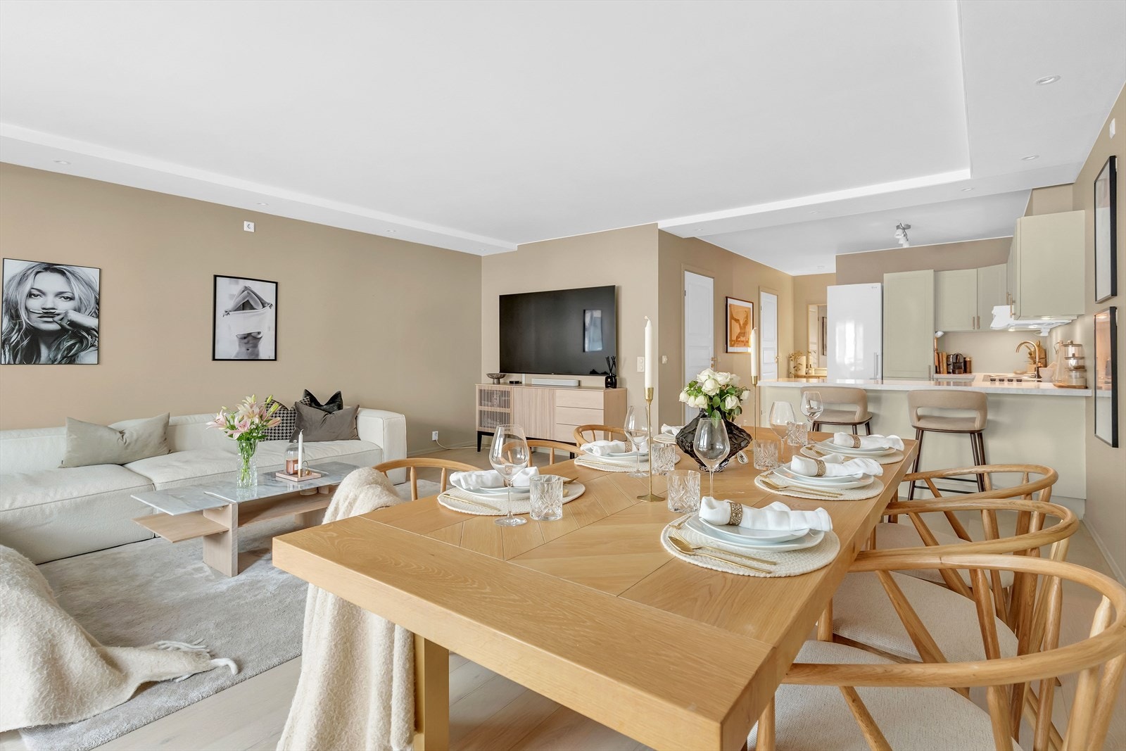 Det er god plass til stor sofa, tv-møbel og spisebord i stuen. Galleribilde