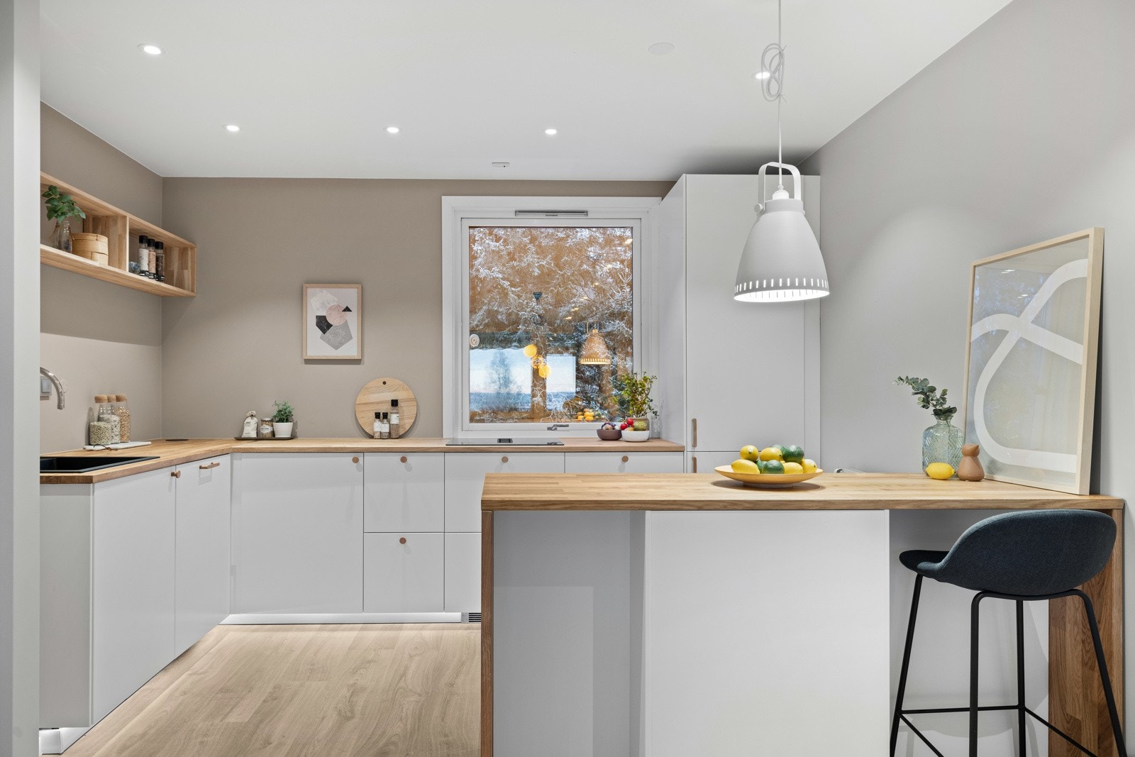 Lekkert åpent kjøkken fra 2024 Galleribilde