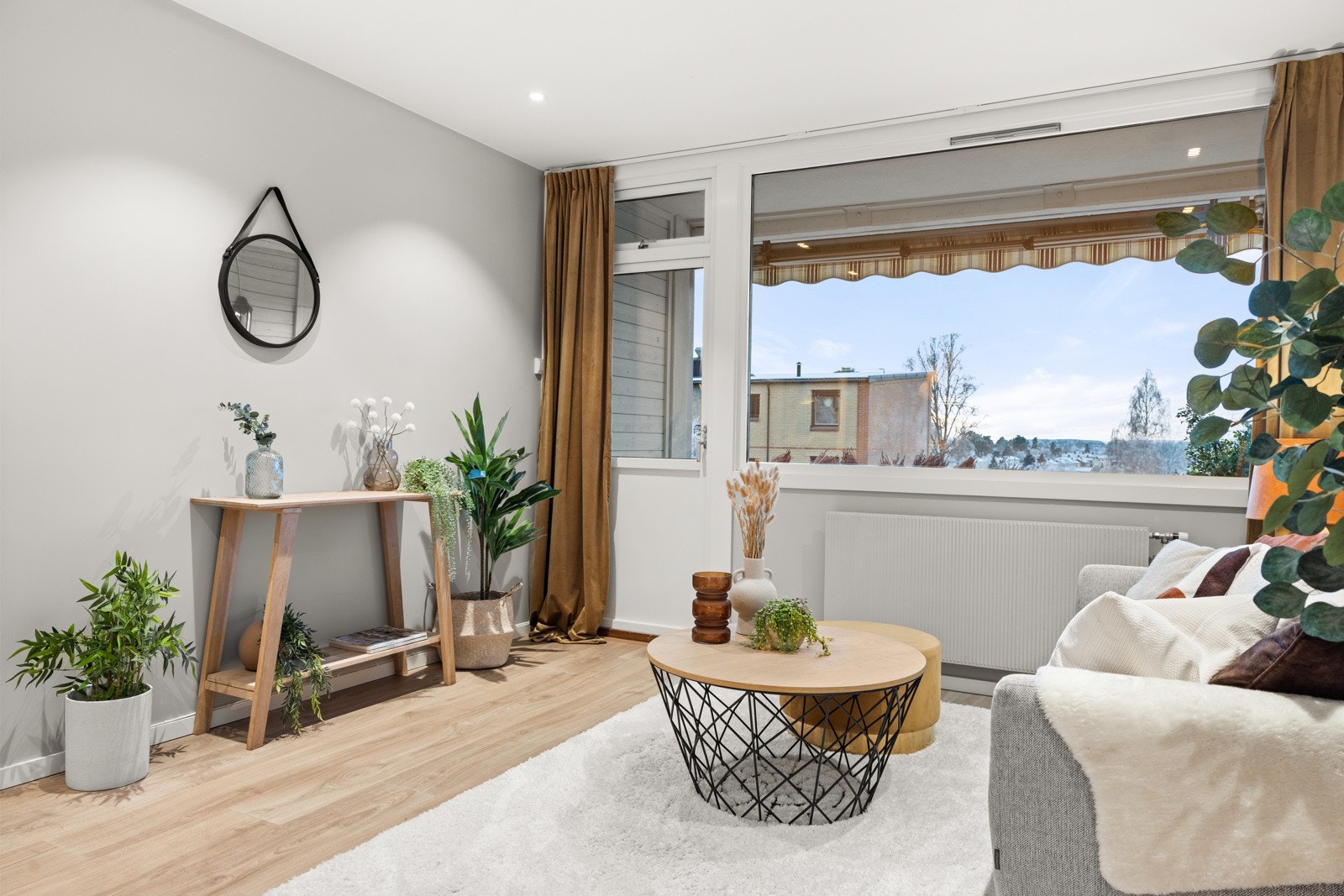 Fra stuen er det utgang til solrik vestvendt balkong på ca. 8 kvm Galleribilde