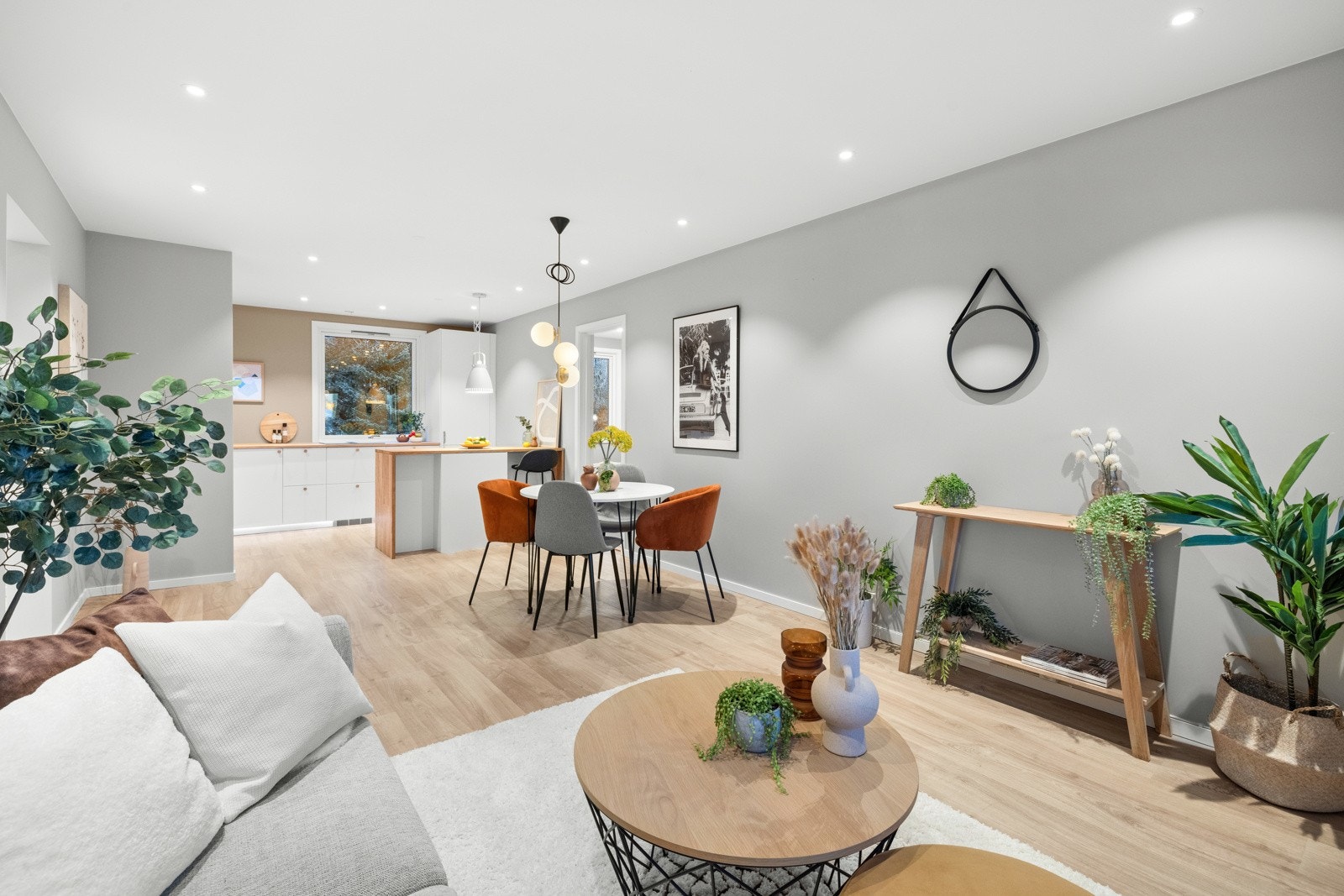 Rålekker og stilren 3-roms leilighet i 2.etasje med super beliggenhet på populære Ulsrud Galleribilde