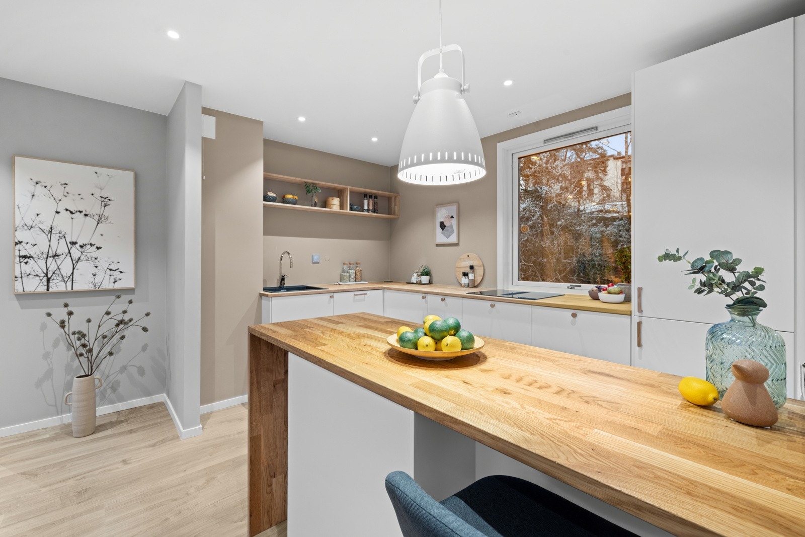 Praktisk kjøkken med integrerte hvitevarer Galleribilde