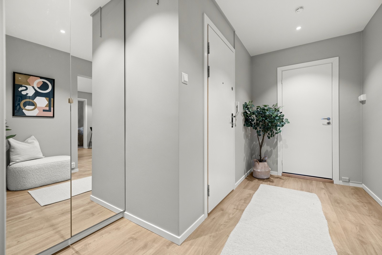 Garderobeskap i entréen Galleribilde