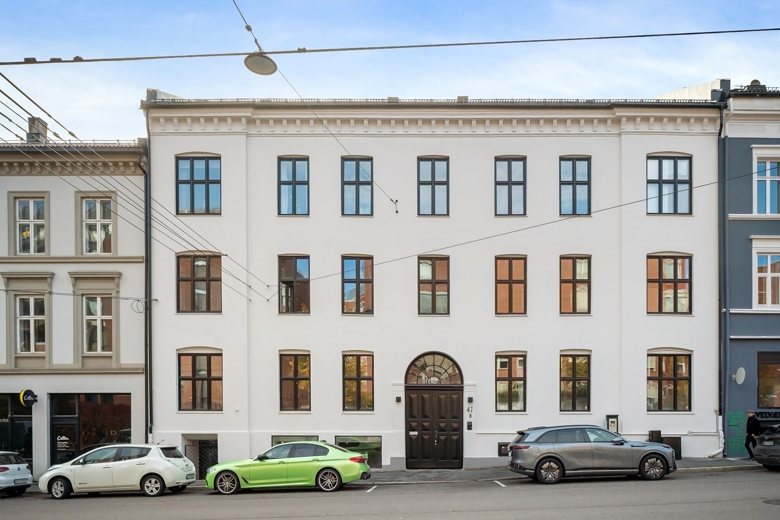 Du har et bredt utvalg av fasiliteter rett utenfor døren, inkludert apotek, dagligvarebutikker og restauranter. Galleribilde