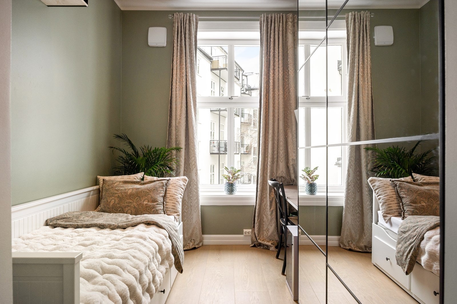Rommet har gode oppbevaringsmuligheter med en romslig skyvedørsgarderobe. Galleribilde