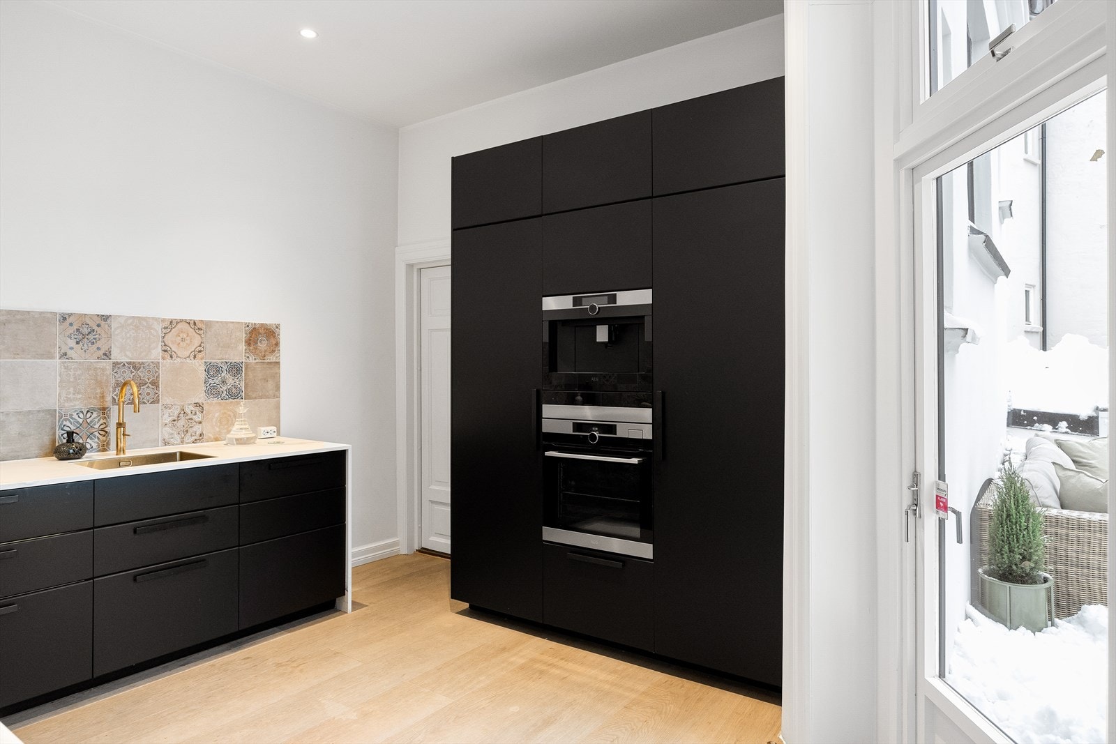Hvitevarer fra AEG er integrert, inkludert oppvaskmaskin, kjøleskap, fryseskap, kaffemaskin og stekeovn. Galleribilde