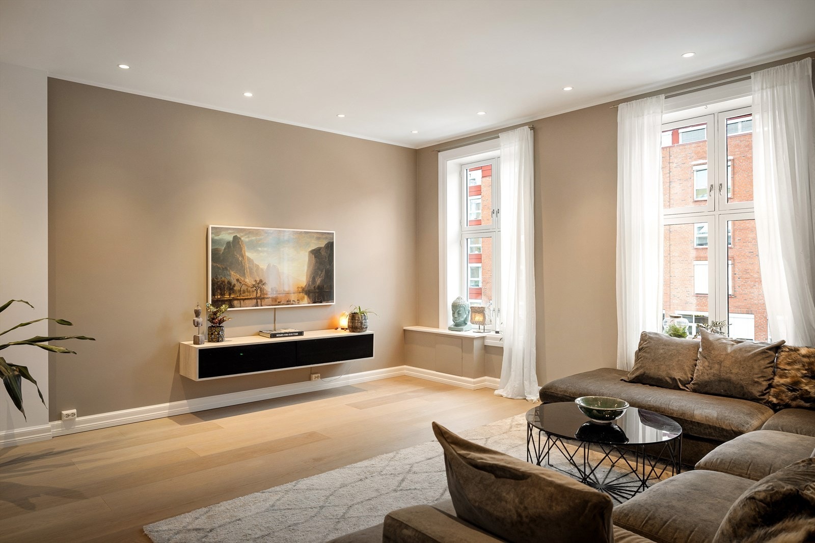 Det er lagt stor vekt på bruk av kvalitetsmaterialer og et moderne, gjennomført design i alle rom. Galleribilde