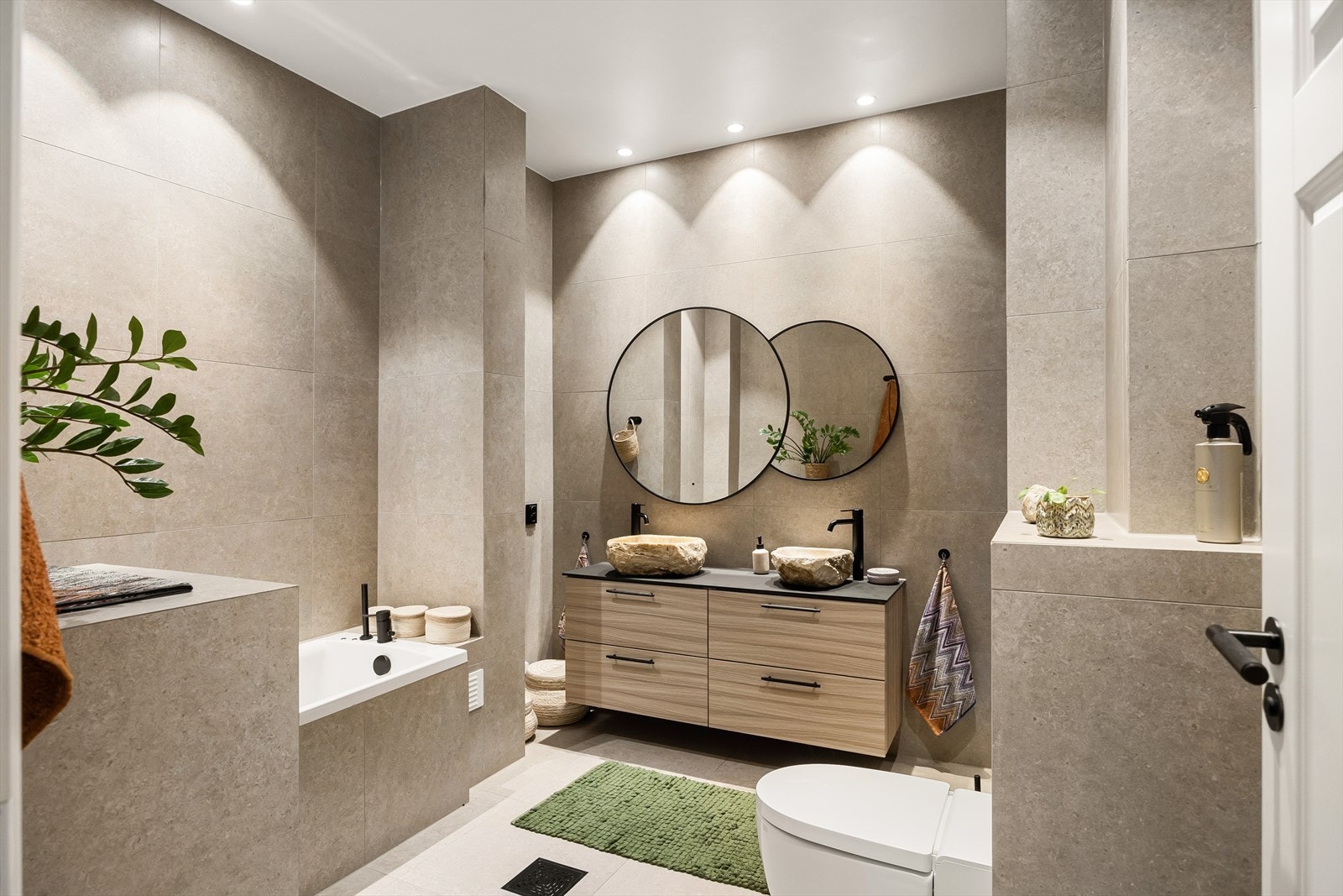 Badet ble totalrehabilitert i 2021 av Nordlys VVS AS og fremstår med svært høy standard, moderne løsninger og tidløst design. Galleribilde