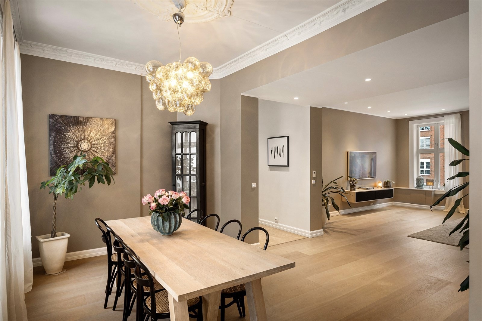 Velkommen til Pilstredet 41 B - en klassisk og påkostet selveierleilighet på 110 m², beliggende i 3. etasje. Galleribilde