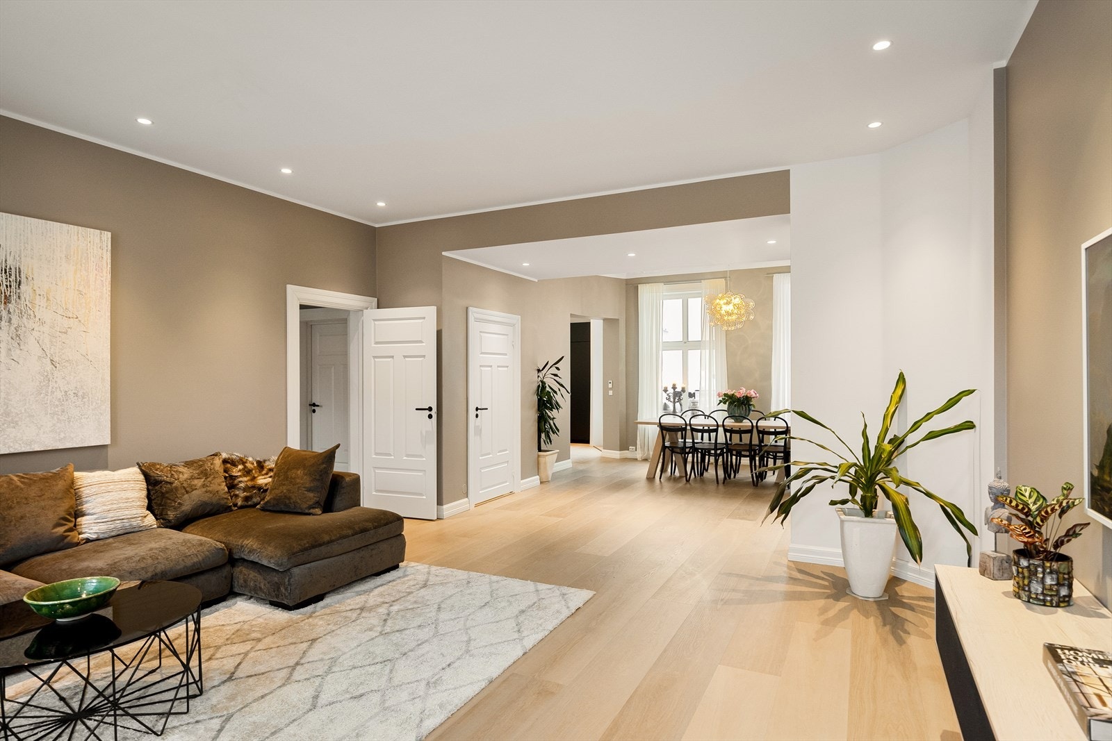 Gulvet er belagt med et elegant 1-stavs hybridgulv, lagt etter avretting i 2019, og overflatene er malt i smakfulle, delikate fargetoner som skaper en tidløs atmosfære. Galleribilde