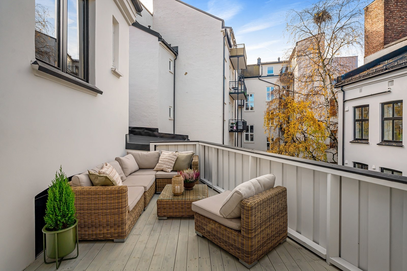Her har du rikelig med plass til å skape din egen oase med utemøbler, planter og kanskje en gassgrill. Galleribilde